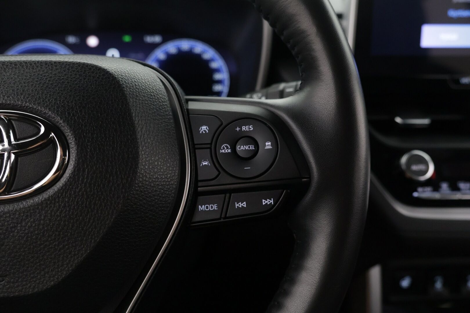 Toyota Corolla Cross 2023 2.0 Hybrid Launch Edition - | ACC! | NAVI! | LÄMM-TUULILASI! | 2x AVAIMET! | 2X RENKAAT! | APPLE CARPLAY! | DIGIMITTARISTO! |
