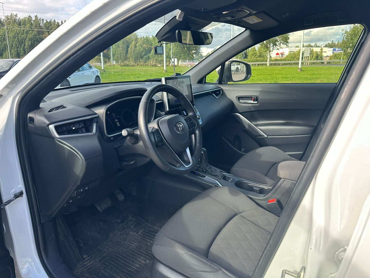 Toyota Corolla Cross 2023 2.0 Hybrid Launch Edition - | ACC! | NAVI! | LÄMM-TUULILASI! | 2x AVAIMET! | 2X RENKAAT! | APPLE CARPLAY! | DIGIMITTARISTO! |
