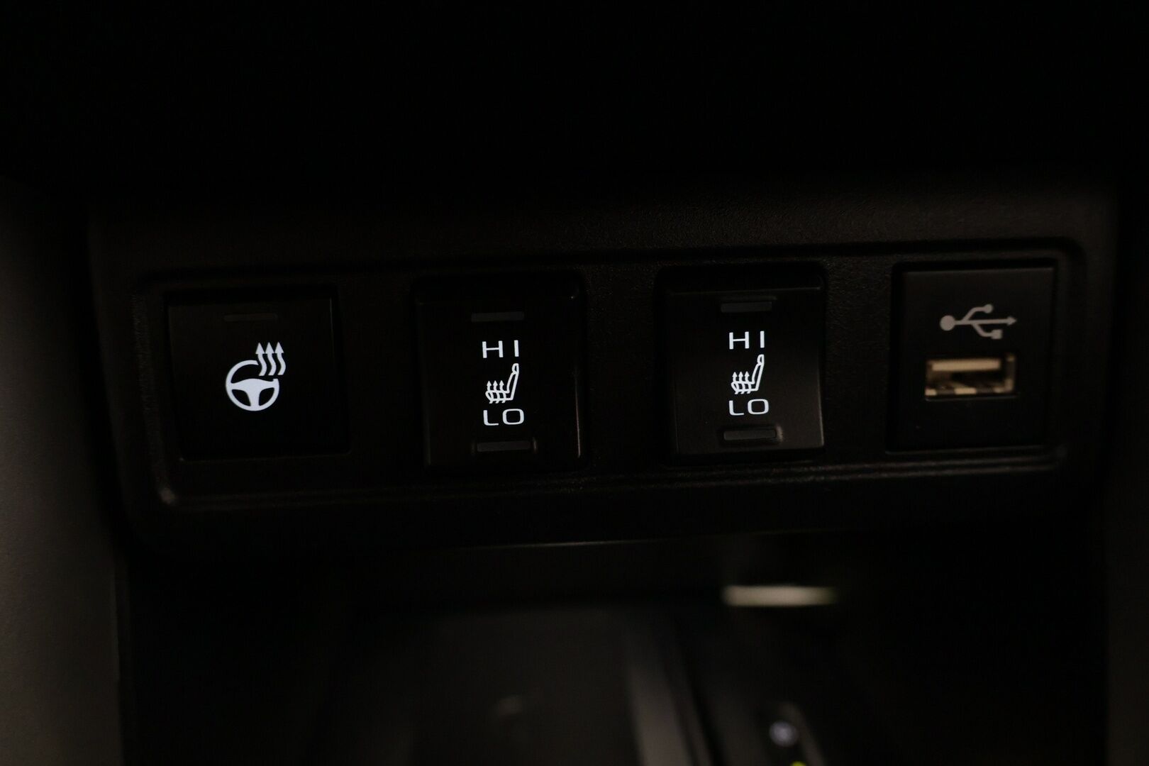 Toyota Corolla Cross 2023 2.0 Hybrid Launch Edition - | ACC! | NAVI! | LÄMM-TUULILASI! | 2x AVAIMET! | 2X RENKAAT! | APPLE CARPLAY! | DIGIMITTARISTO! |