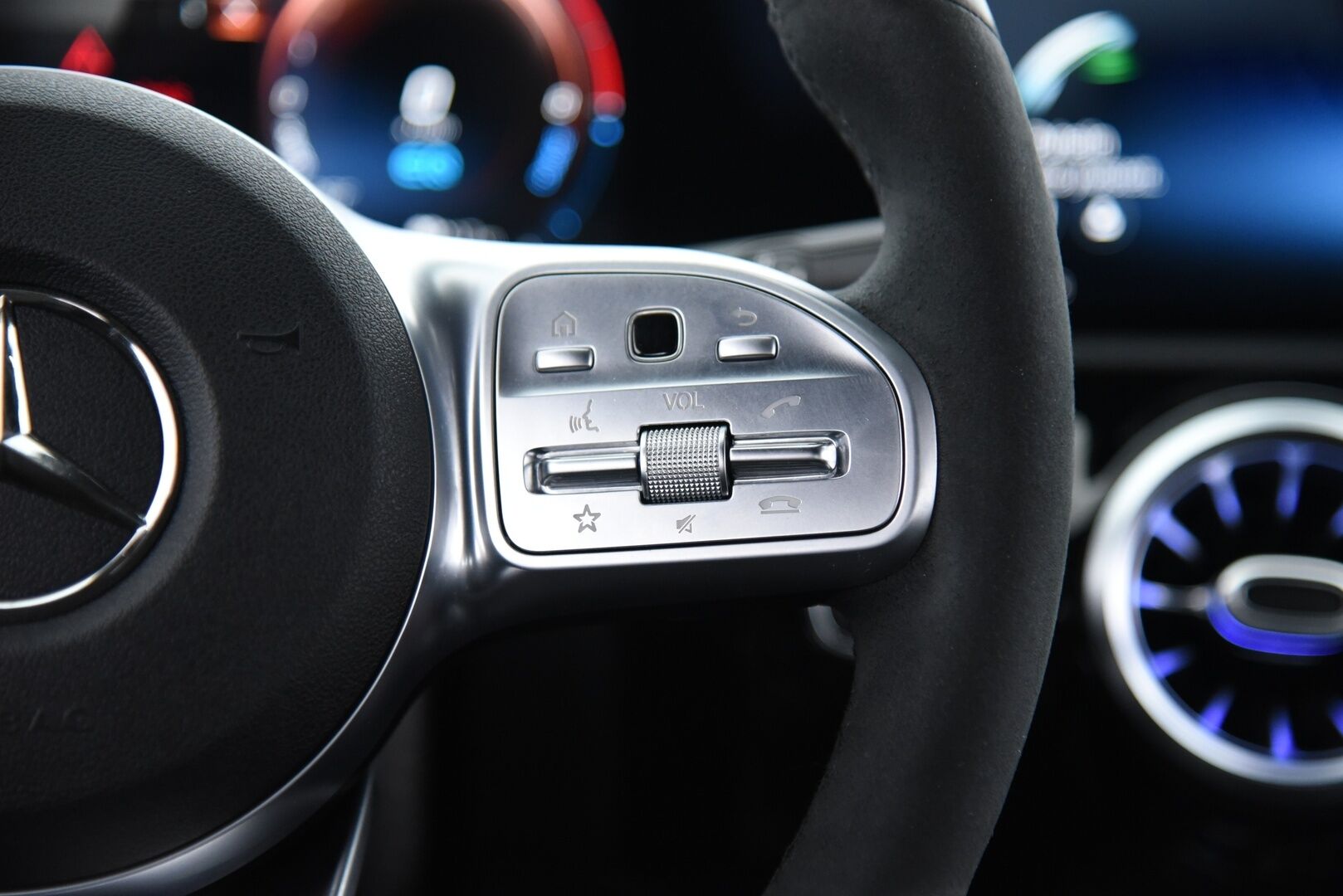 Mercedes-Benz A 2020 250 e A AMG Exclusive EQ Power / Multibeam / Ilmastoidut Nahat / 360° / Keyless / BLIS / Apple & Android - 3,99 % KORKOTARJOUS TÄHÄN AUTOON - Distronic Pro / Burmester / Widescreen / CCS-lataus / Night -paketti / Merkkihuollettu / Huippuvarusteet!