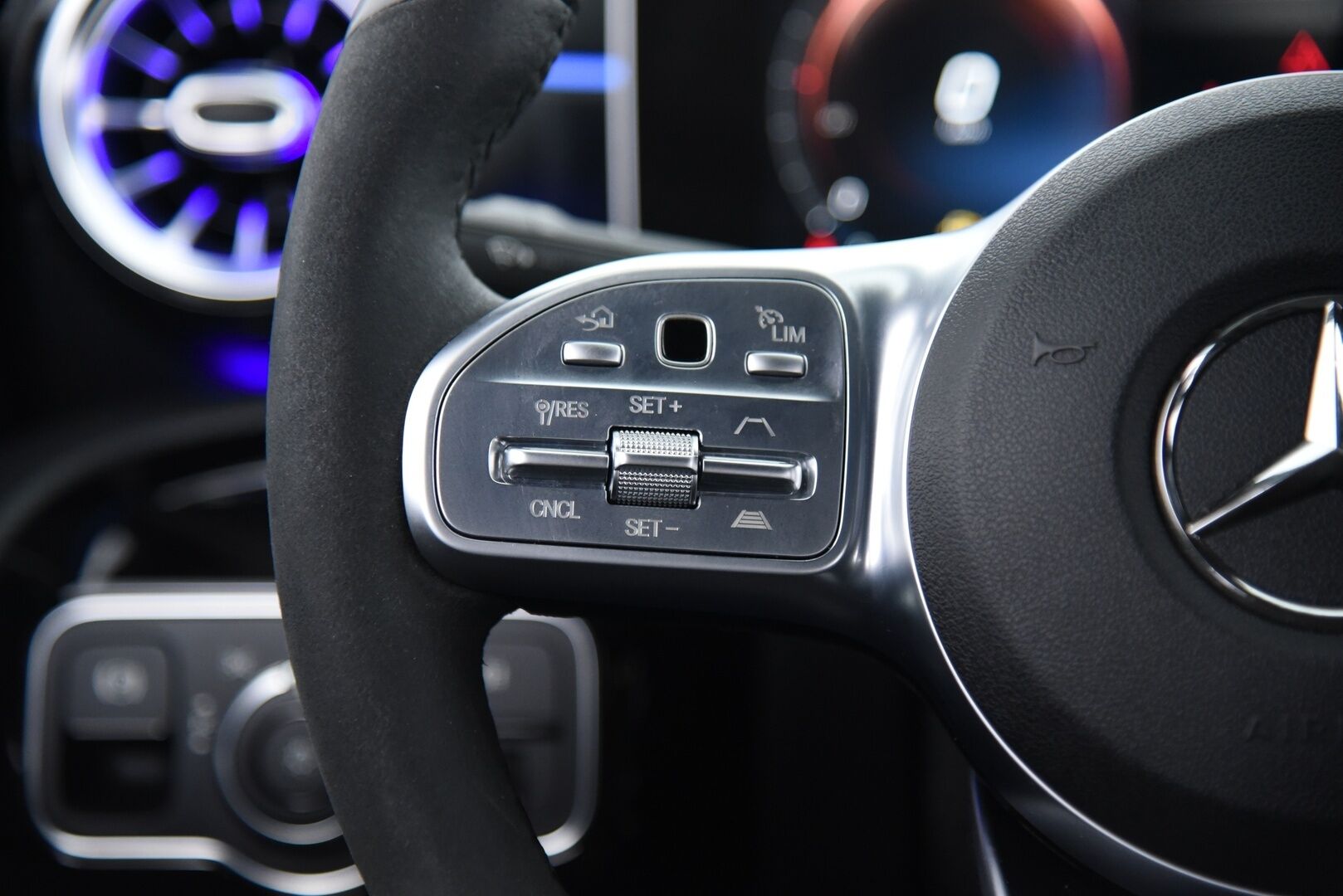 Mercedes-Benz A 2020 250 e A AMG Exclusive EQ Power / Multibeam / Ilmastoidut Nahat / 360° / Keyless / BLIS / Apple & Android - 3,99 % KORKOTARJOUS TÄHÄN AUTOON - Distronic Pro / Burmester / Widescreen / CCS-lataus / Night -paketti / Merkkihuollettu / Huippuvarusteet!