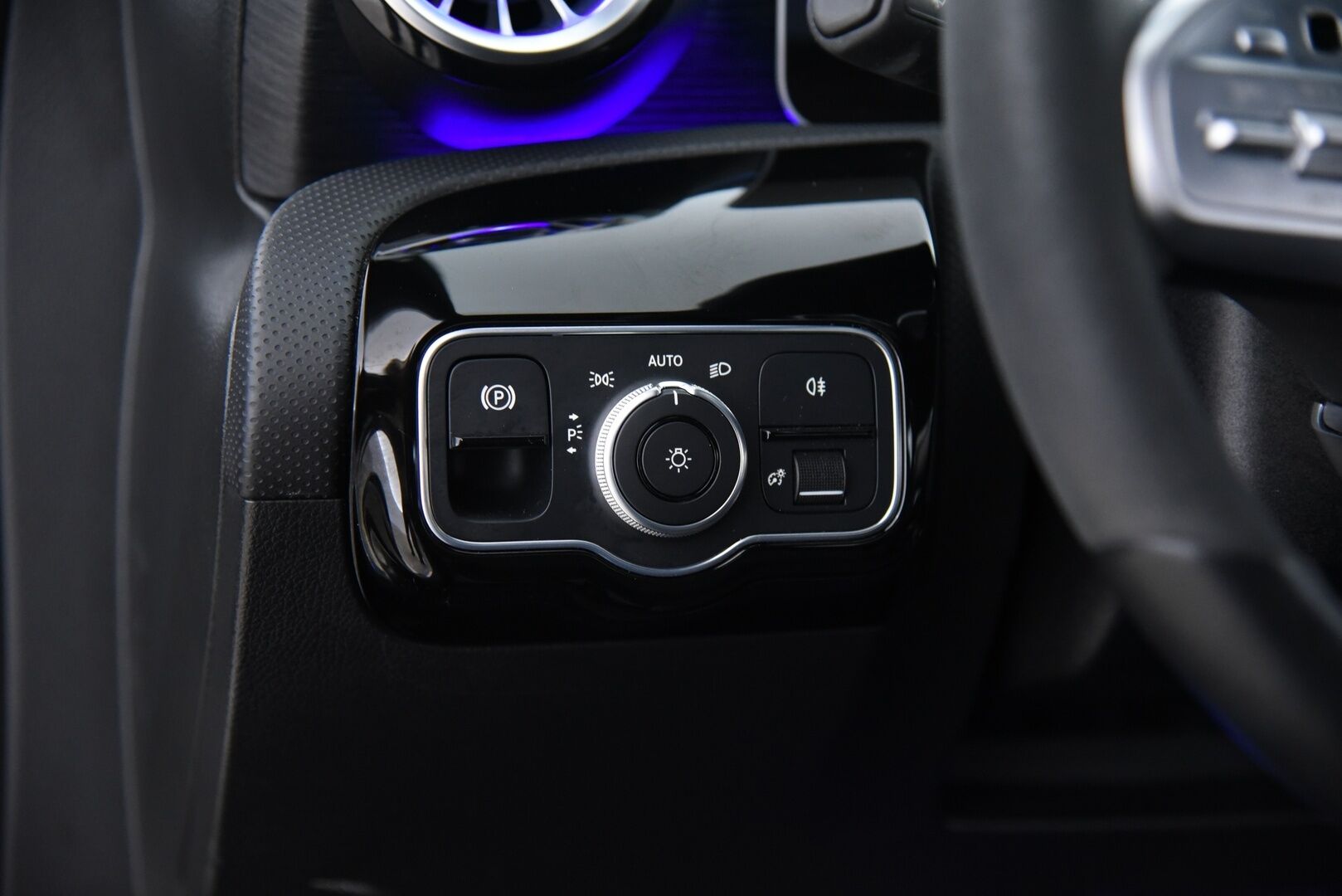 Mercedes-Benz A 2020 250 e A AMG Exclusive EQ Power / Multibeam / Ilmastoidut Nahat / 360° / Keyless / BLIS / Apple & Android - 3,99 % KORKOTARJOUS TÄHÄN AUTOON - Distronic Pro / Burmester / Widescreen / CCS-lataus / Night -paketti / Merkkihuollettu / Huippuvarusteet!