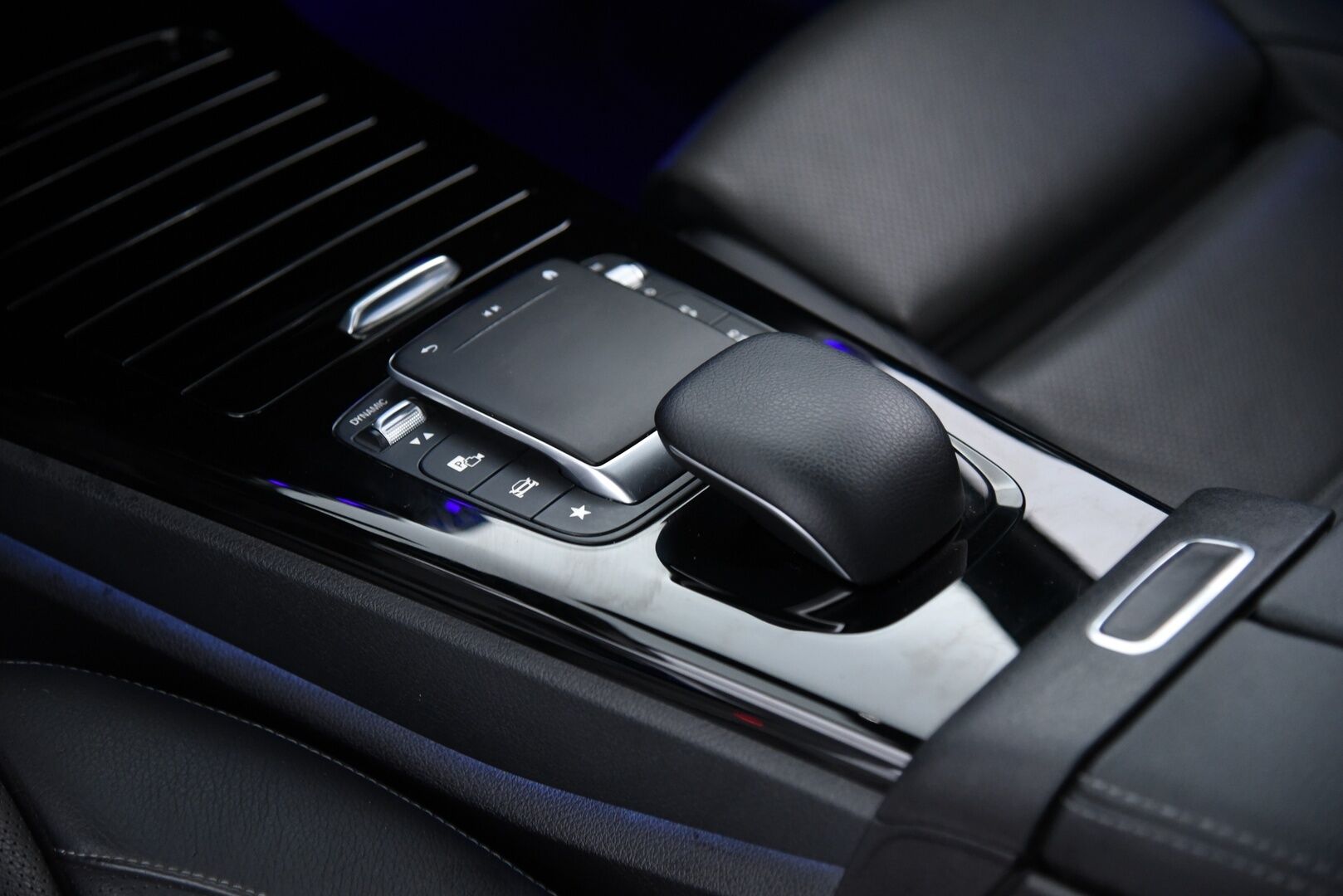 Mercedes-Benz A 2020 250 e A AMG Exclusive EQ Power / Multibeam / Ilmastoidut Nahat / 360° / Keyless / BLIS / Apple & Android - 3,99 % KORKOTARJOUS TÄHÄN AUTOON - Distronic Pro / Burmester / Widescreen / CCS-lataus / Night -paketti / Merkkihuollettu / Huippuvarusteet!
