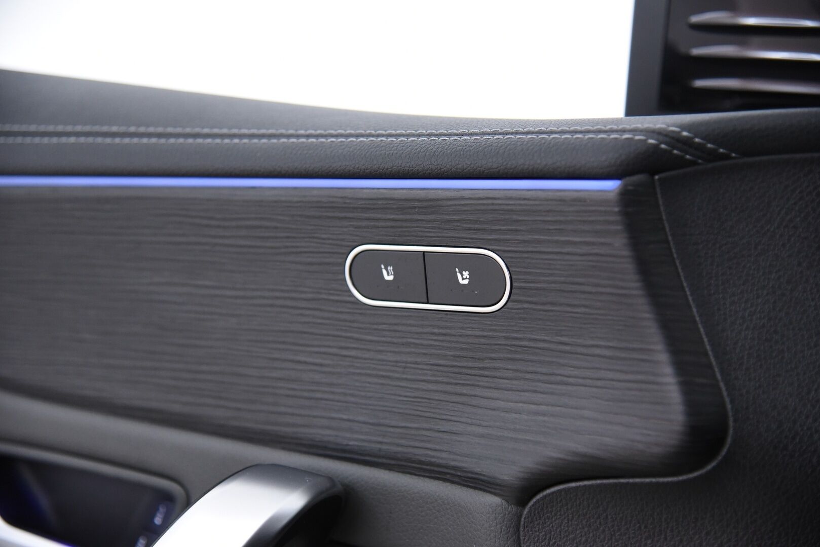 Mercedes-Benz A 2020 250 e A AMG Exclusive EQ Power / Multibeam / Ilmastoidut Nahat / 360° / Keyless / BLIS / Apple & Android - 3,99 % KORKOTARJOUS TÄHÄN AUTOON - Distronic Pro / Burmester / Widescreen / CCS-lataus / Night -paketti / Merkkihuollettu / Huippuvarusteet!