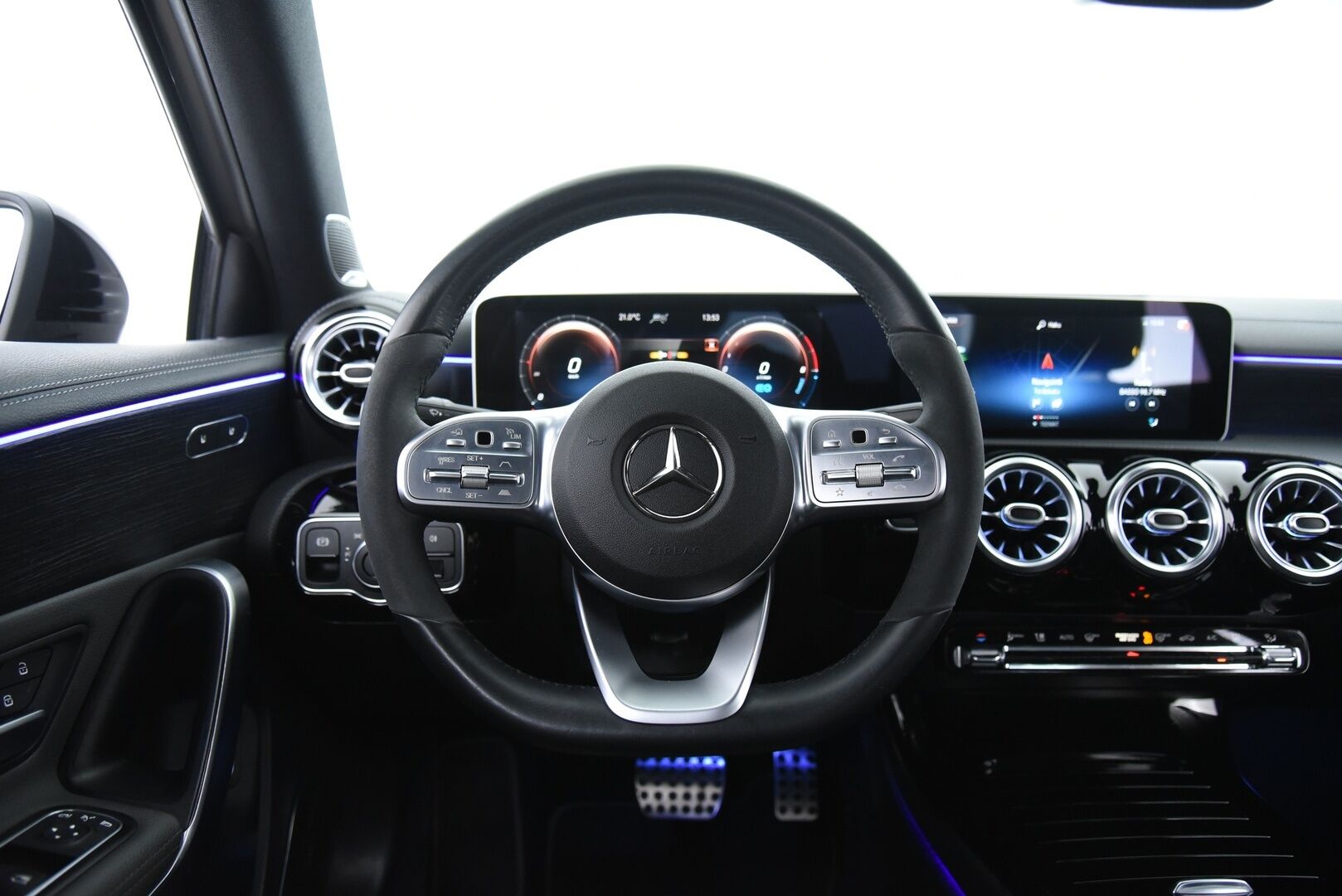 Mercedes-Benz A 2020 250 e A AMG Exclusive EQ Power / Multibeam / Ilmastoidut Nahat / 360° / Keyless / BLIS / Apple & Android - 3,99 % KORKOTARJOUS TÄHÄN AUTOON - Distronic Pro / Burmester / Widescreen / CCS-lataus / Night -paketti / Merkkihuollettu / Huippuvarusteet!