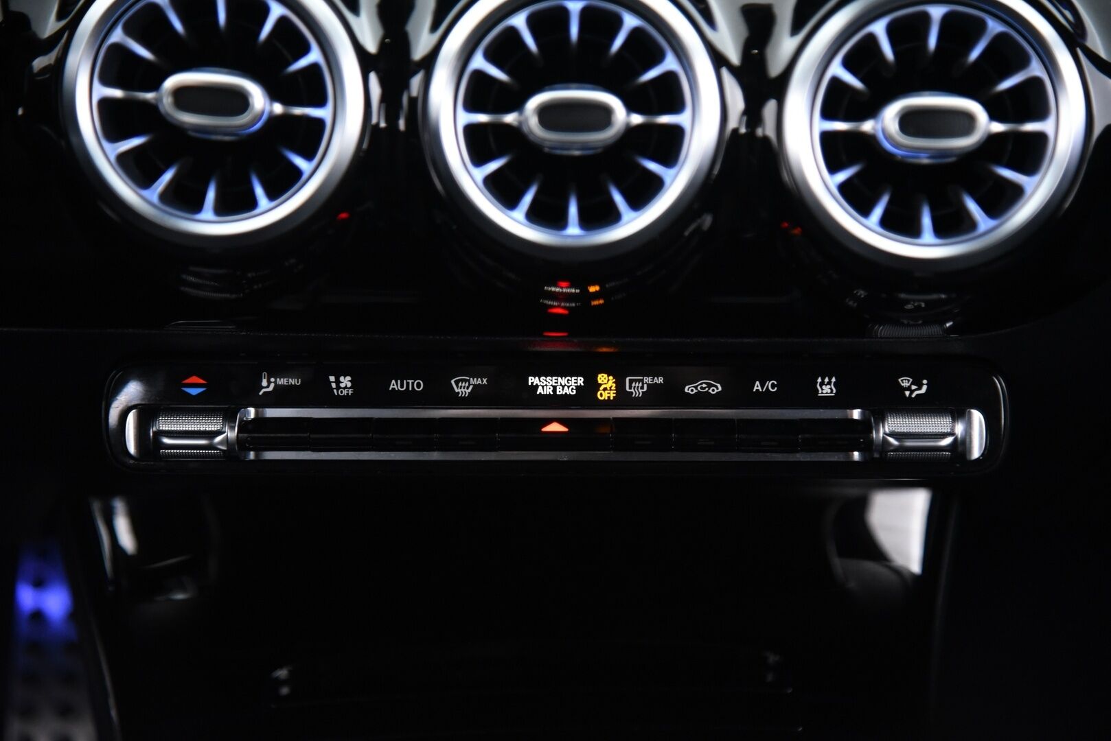 Mercedes-Benz A 2020 250 e A AMG Exclusive EQ Power / Multibeam / Ilmastoidut Nahat / 360° / Keyless / BLIS / Apple & Android - 3,99 % KORKOTARJOUS TÄHÄN AUTOON - Distronic Pro / Burmester / Widescreen / CCS-lataus / Night -paketti / Merkkihuollettu / Huippuvarusteet!