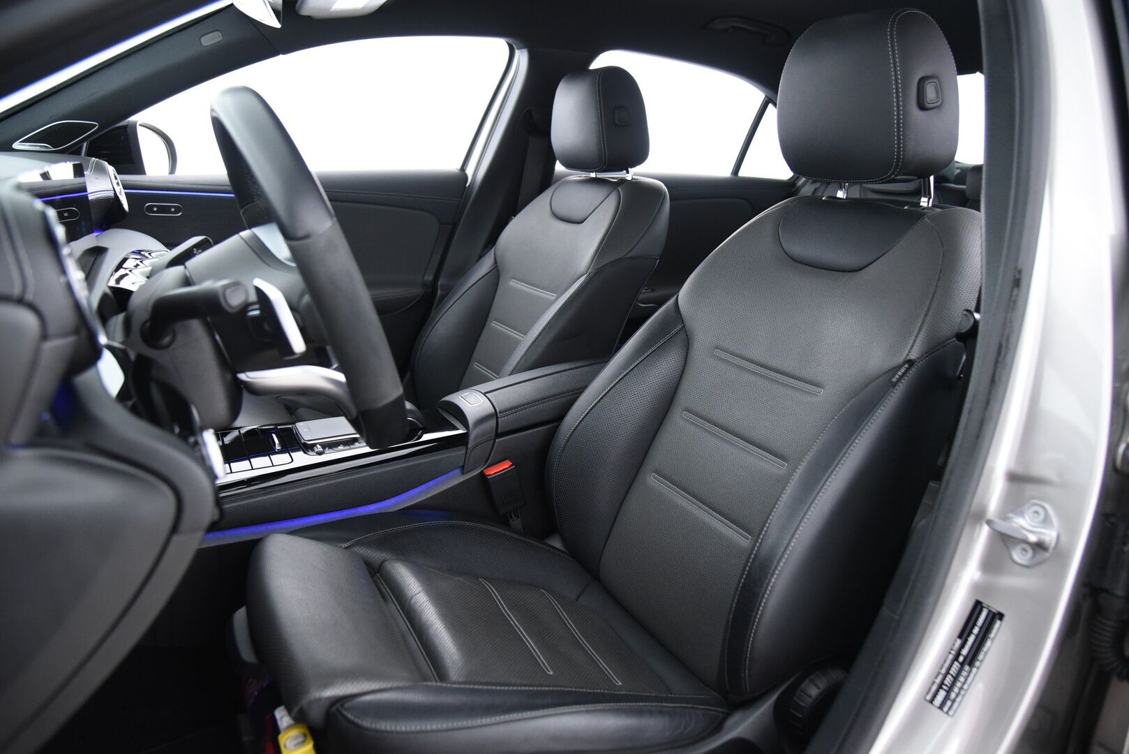 Mercedes-Benz A 2020 250 e A AMG Exclusive EQ Power / Multibeam / Ilmastoidut Nahat / 360° / Keyless / BLIS / Apple & Android - 3,99 % KORKOTARJOUS TÄHÄN AUTOON - Distronic Pro / Burmester / Widescreen / CCS-lataus / Night -paketti / Merkkihuollettu / Huippuvarusteet!