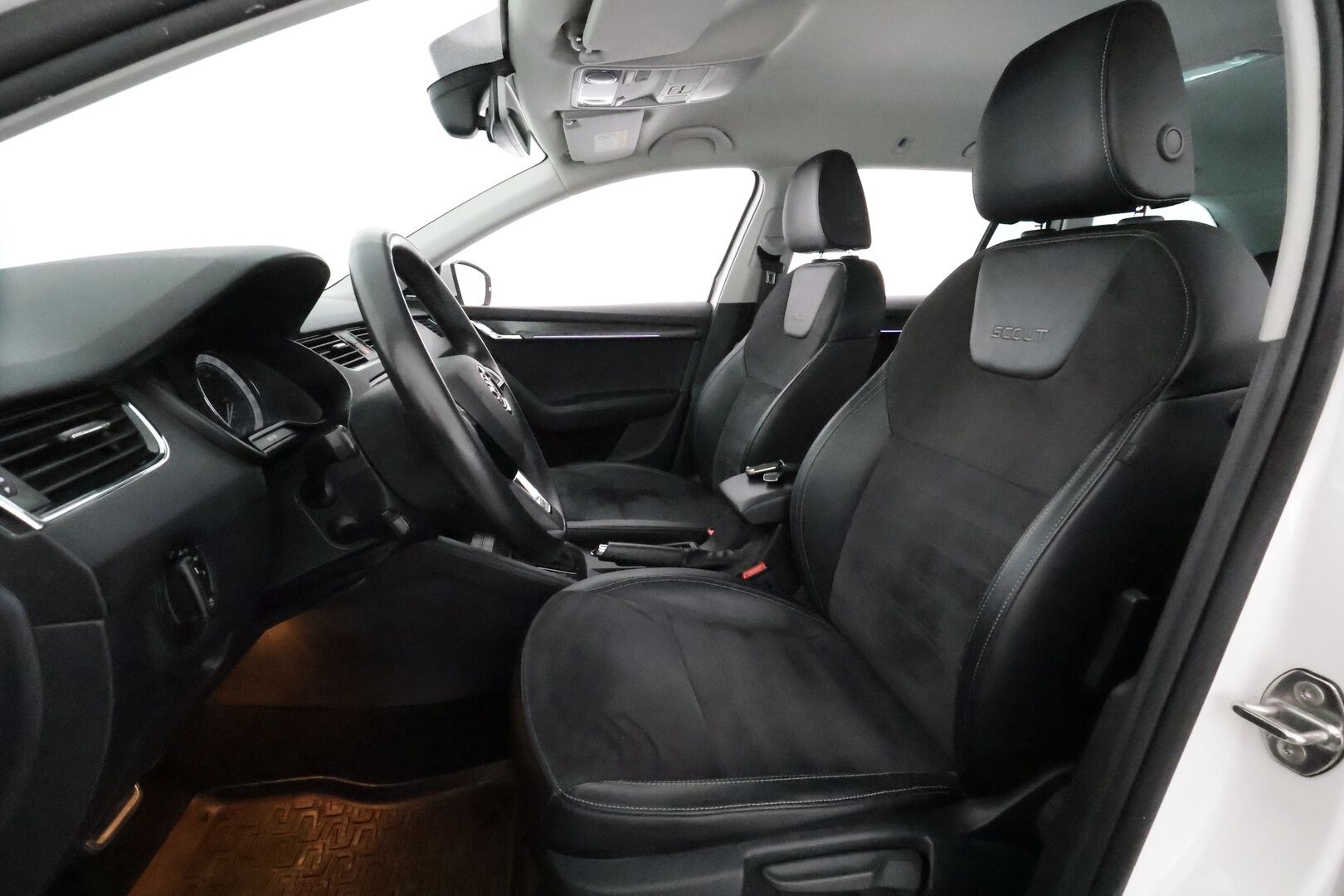 Skoda Octavia 2020 Combi 2,0 TDI 184 4x4 Scout DSG Autom. **Webasto / Koukku / Adapt.Vakkari / LED-valot / P.Kamera / Navi / Keyless** - Kahdet Renkaat 