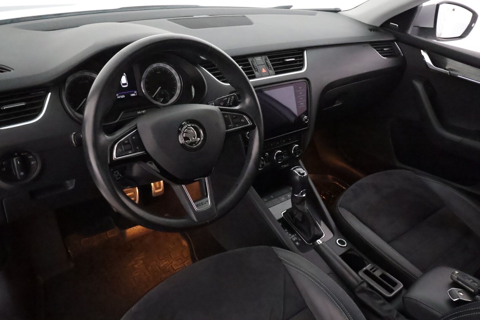 Skoda Octavia 2020 Combi 2,0 TDI 184 4x4 Scout DSG Autom. **Webasto / Koukku / Adapt.Vakkari / LED-valot / P.Kamera / Navi / Keyless** - Kahdet Renkaat 