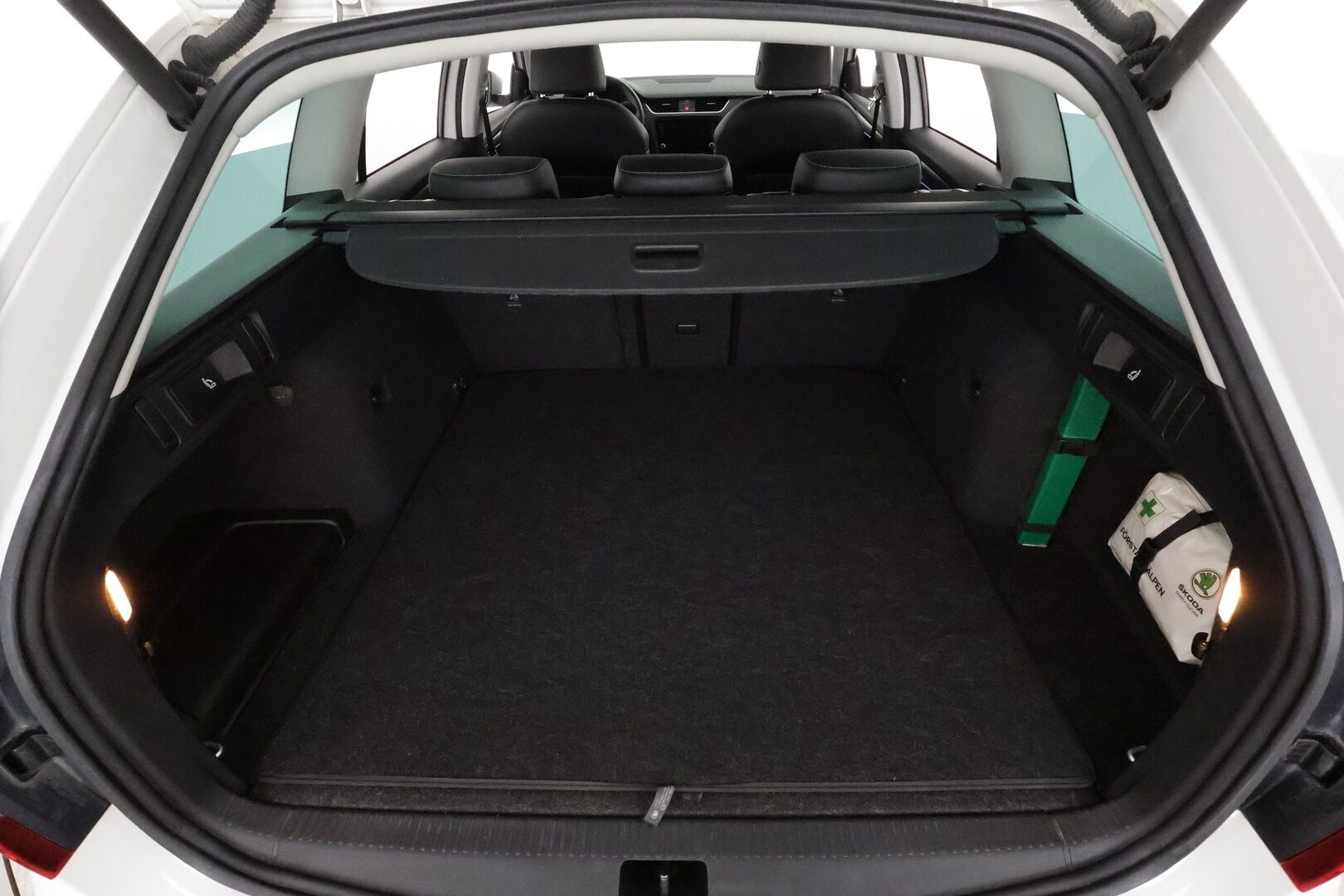 Skoda Octavia 2020 Combi 2,0 TDI 184 4x4 Scout DSG Autom. **Webasto / Koukku / Adapt.Vakkari / LED-valot / P.Kamera / Navi / Keyless** - Kahdet Renkaat 