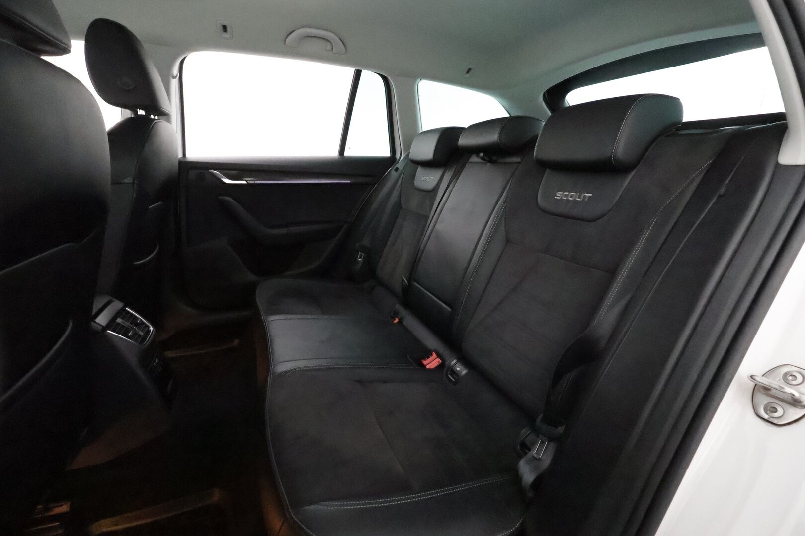 Skoda Octavia 2020 Combi 2,0 TDI 184 4x4 Scout DSG Autom. **Webasto / Koukku / Adapt.Vakkari / LED-valot / P.Kamera / Navi / Keyless** - Kahdet Renkaat 