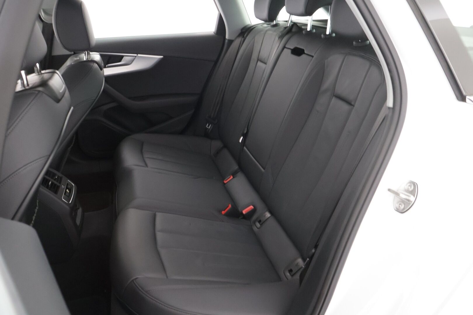 Audi A4 2023 A4 Avant Progress Plus 40 TFSI 150 kW MHEV quattro S tronic *Matrix / Hierovat etuistuimet / Webasto / Koukku / Sportti penkit* - 3,99 % KORKOTARJOUS TÄHÄN AUTOON - 31.5. ASTI! - *Juuri saapunut / Todella vähän ajettu / Viimeisin huolto 02/2025*