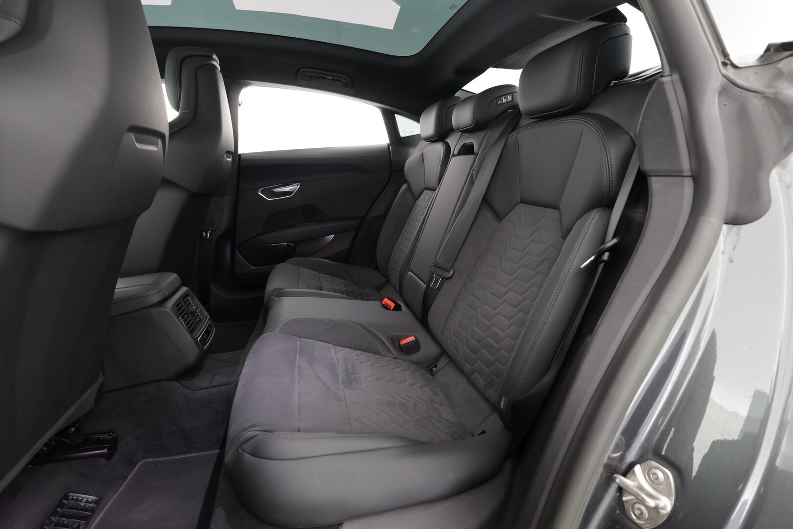 Audi e-tron GT 2023 60 quattro * ACC / B&O / Ilma-alusta / P.kamera / Matrix LED / ILP / Lasikatto / Keyless / Sähköpenkit * - 1.Om Suomi-auto / Akku kuntotarkastettu / Merkkihuollettu