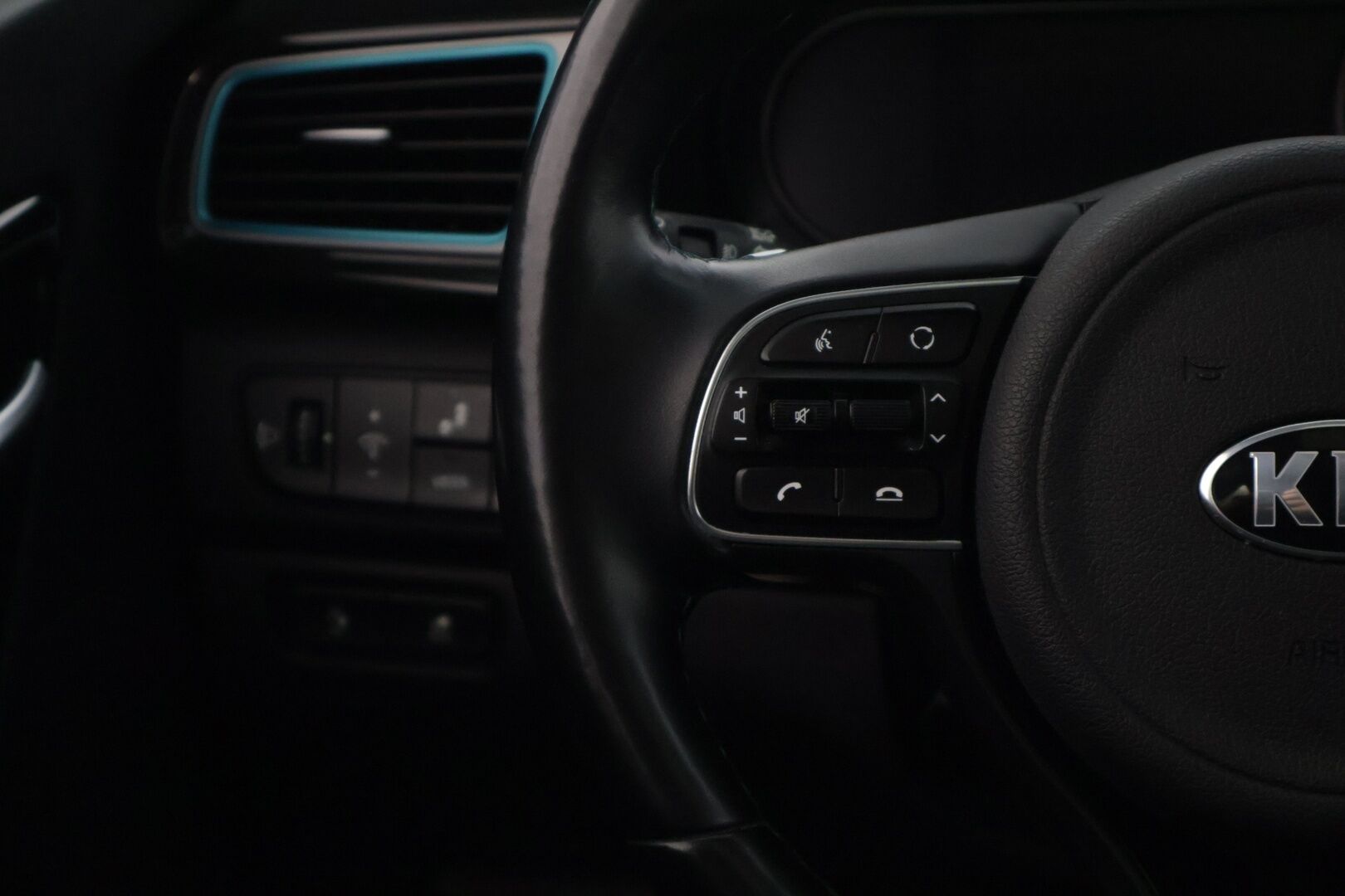 KIA NIRO 2019 64 kWh Advance plus * Keyless Go / Adapt. vakkari / Tuuletetut penkit / Muistipenkki / Peruutuskamera * - *Siistikuntoinen yksilö kattavilla varusteilla! / 2x renkaat&vanteet*