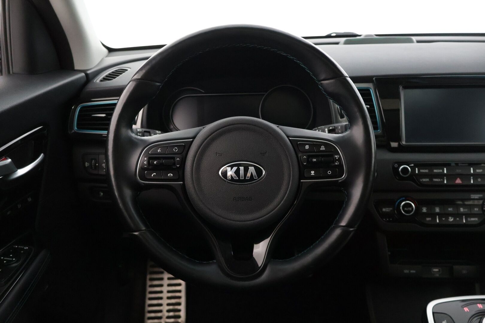 KIA NIRO 2019 64 kWh Advance plus * Keyless Go / Adapt. vakkari / Tuuletetut penkit / Muistipenkki / Peruutuskamera * - *Siistikuntoinen yksilö kattavilla varusteilla! / 2x renkaat&vanteet*