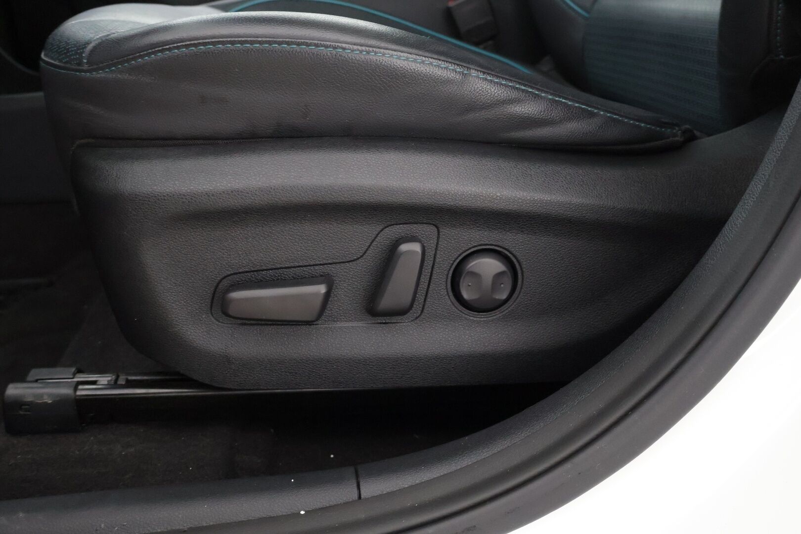 KIA NIRO 2019 64 kWh Advance plus * Keyless Go / Adapt. vakkari / Tuuletetut penkit / Muistipenkki / Peruutuskamera * - *Siistikuntoinen yksilö kattavilla varusteilla! / 2x renkaat&vanteet*