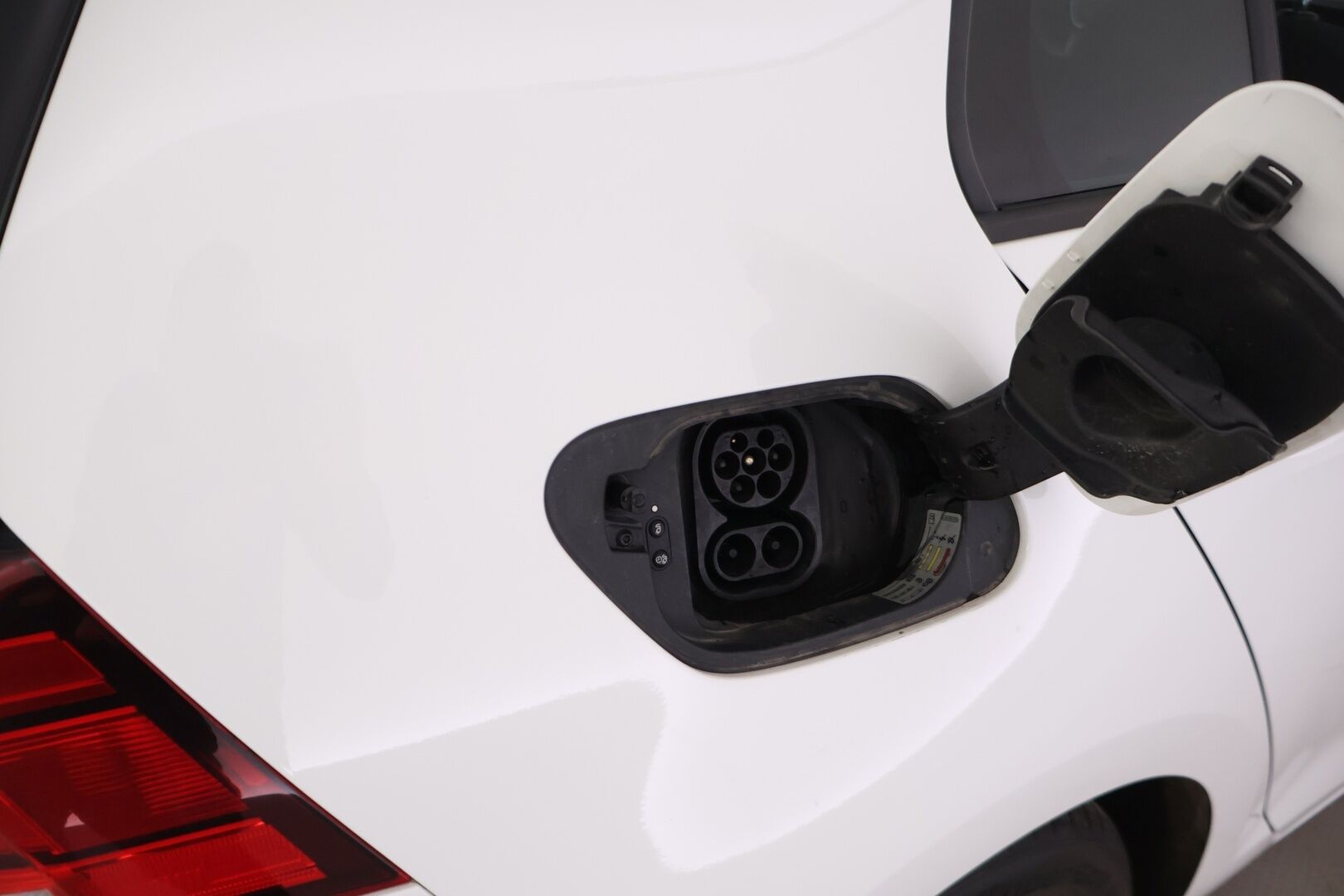 VOLKSWAGEN GOLF 2020 e-Golf 100 kW (136 hv) aut - *2x Renkaat & Vanteet / Kattavasti huollettu*