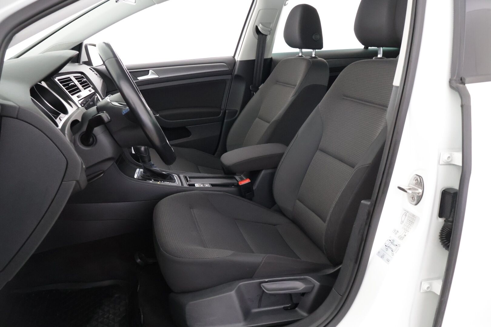 VOLKSWAGEN E-GOLF 2020 e-Golf 100 kW (136 hv) aut *Lämpöpumppu / Adapt. vakkari / Navi / LED / Apple&Android **