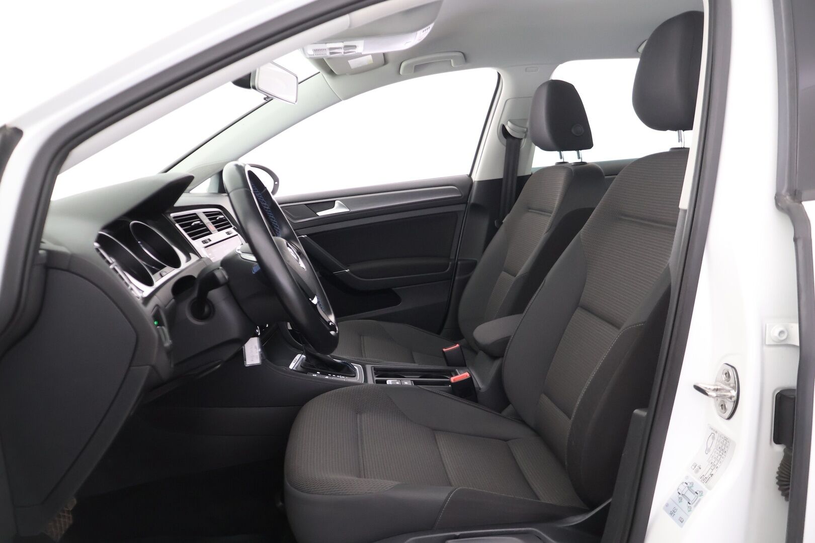 VOLKSWAGEN GOLF 2020 e-Golf 100 kW (136 hv) aut - *2x Renkaat & Vanteet / Kattavasti huollettu*