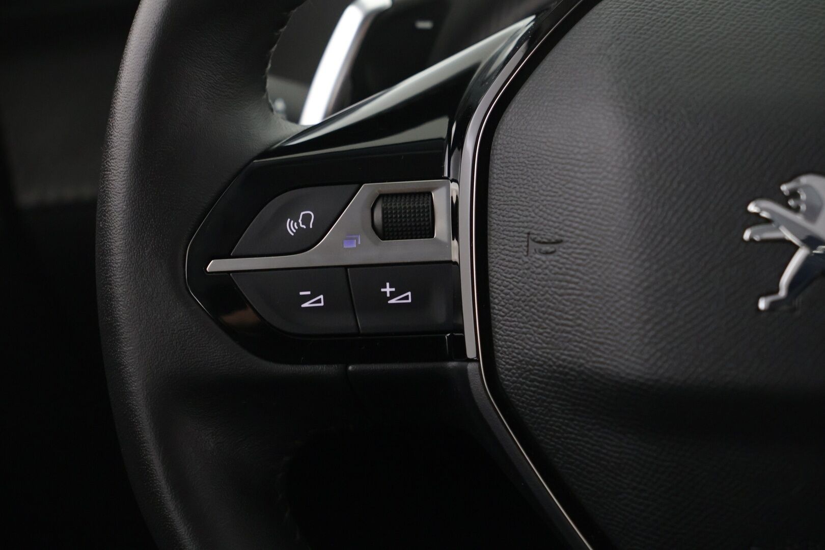Peugeot 208 2023 Style PureTech 100 EAT8-automaatti - | Monitoimi ratti vaihteenvalitsimilla | Vakkari | Huippu hieno keltainen väri | Tutkat 
