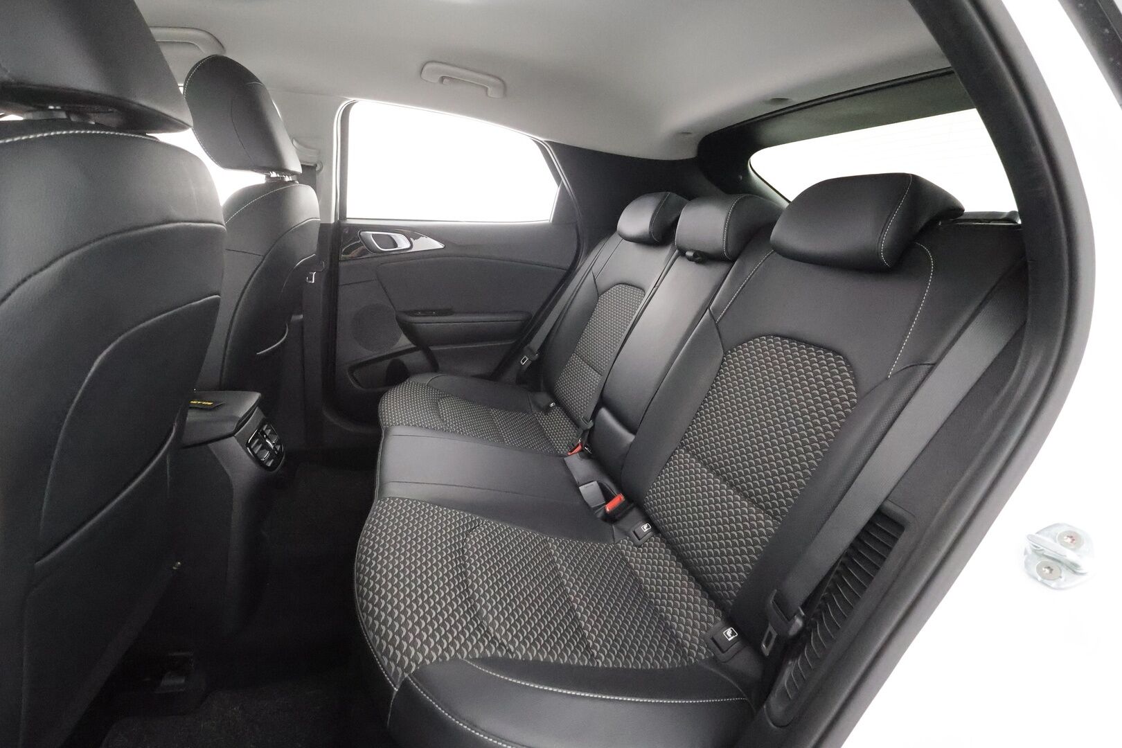 Kia XCeed 2023 1,6 GDI Plug-In Hybrid EX DCT - | ACC | Koukku | Lohko+Sisä | Kaistavahti | P.Kamera | Puolinahat | Ratinlämmitin | LED | Keyless | Apple&Android | Suomi-auto | Kahdet renkaat aluvanteilla |