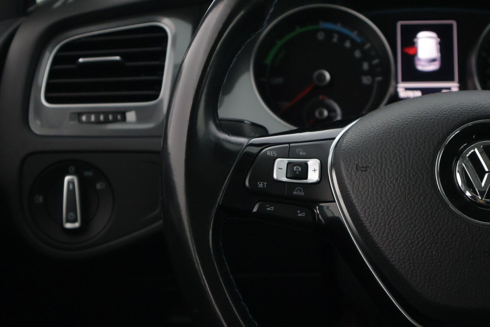 Volkswagen Golf 2015 GOLF Farmari (AC) 4ov A * / Adapt.vakkari / Tutkat / Navi / Todella hyvä yksilö! / * - Juuri katsastettu ja hyvällä pidolla pysynyt yksilö!! Kahdet hyvät merkkirenkaat! Juuri huollettu! Lämmitettävä tuulilasi sekä sivupeilit! 