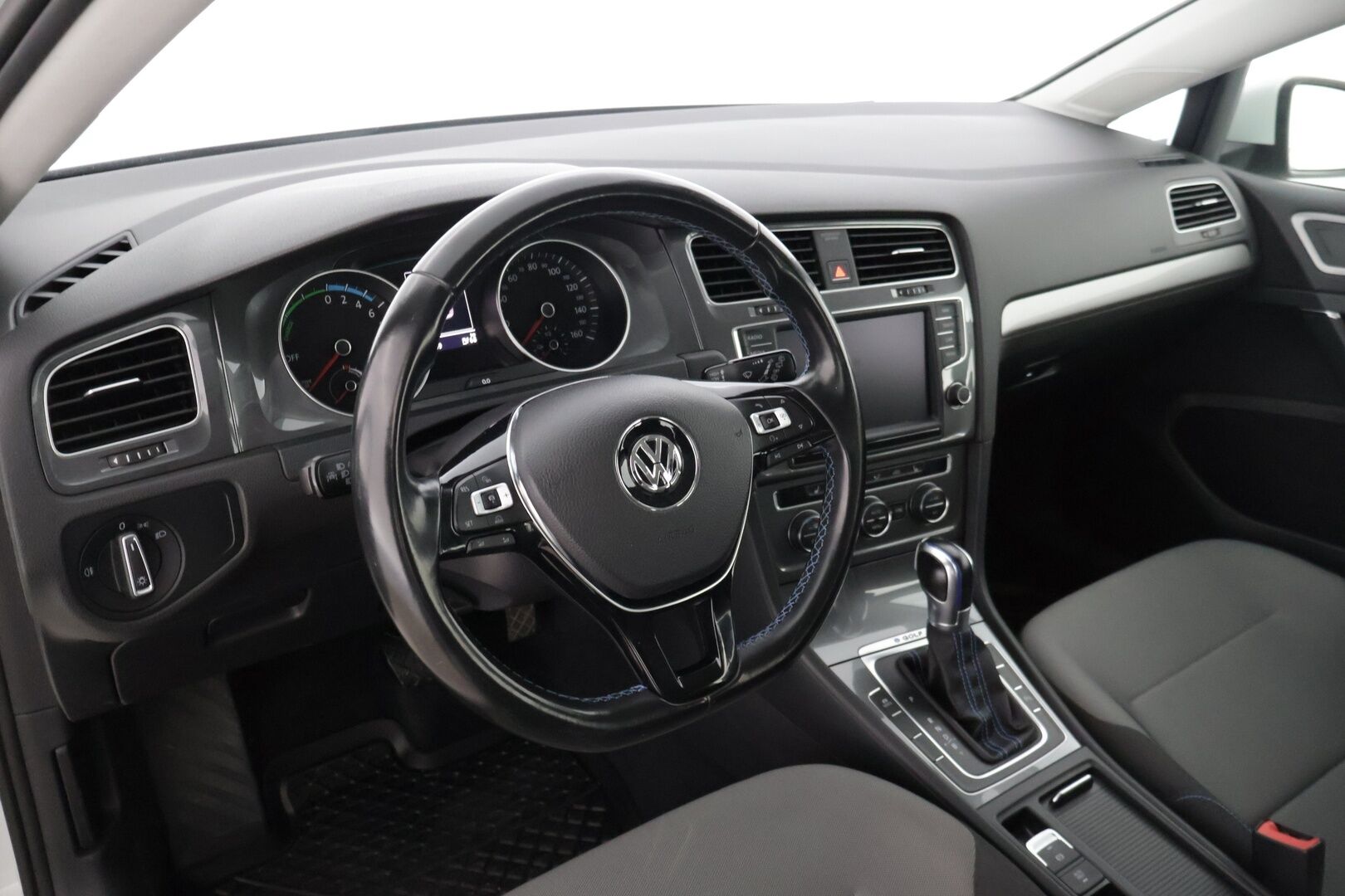 Volkswagen Golf 2015 GOLF Farmari (AC) 4ov A * / Adapt.vakkari / Tutkat / Navi / Todella hyvä yksilö! / * - Juuri katsastettu ja hyvällä pidolla pysynyt yksilö!! Kahdet hyvät merkkirenkaat! Juuri huollettu! Lämmitettävä tuulilasi sekä sivupeilit! 