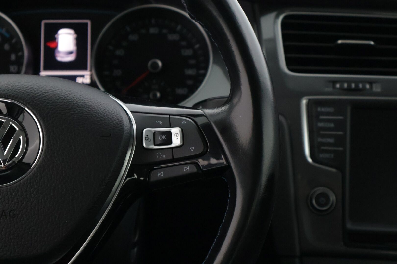 Volkswagen Golf 2015 GOLF Farmari (AC) 4ov A * / Adapt.vakkari / Tutkat / Navi / Todella hyvä yksilö! / * - Juuri katsastettu ja hyvällä pidolla pysynyt yksilö!! Kahdet hyvät merkkirenkaat! Juuri huollettu! Lämmitettävä tuulilasi sekä sivupeilit! 