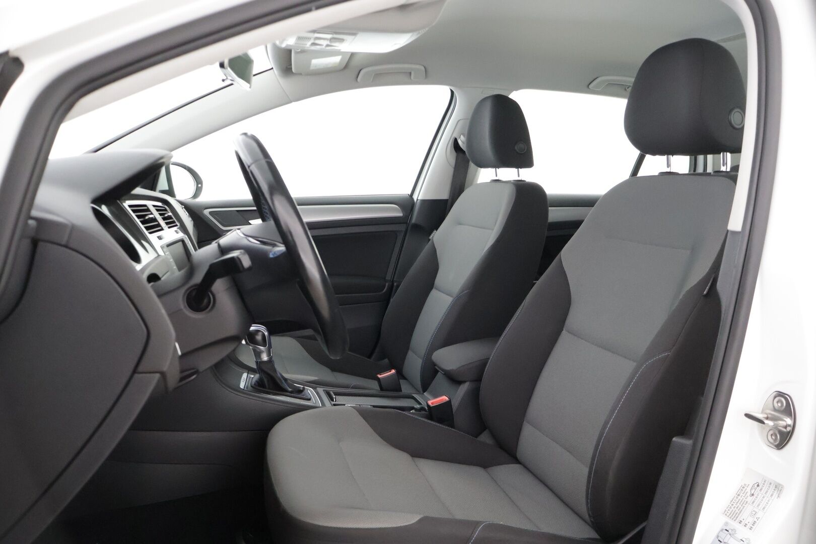 Volkswagen Golf 2015 GOLF Farmari (AC) 4ov A * / Adapt.vakkari / Tutkat / Navi / Todella hyvä yksilö! / * - Juuri katsastettu ja hyvällä pidolla pysynyt yksilö!! Kahdet hyvät merkkirenkaat! Juuri huollettu! Lämmitettävä tuulilasi sekä sivupeilit! 