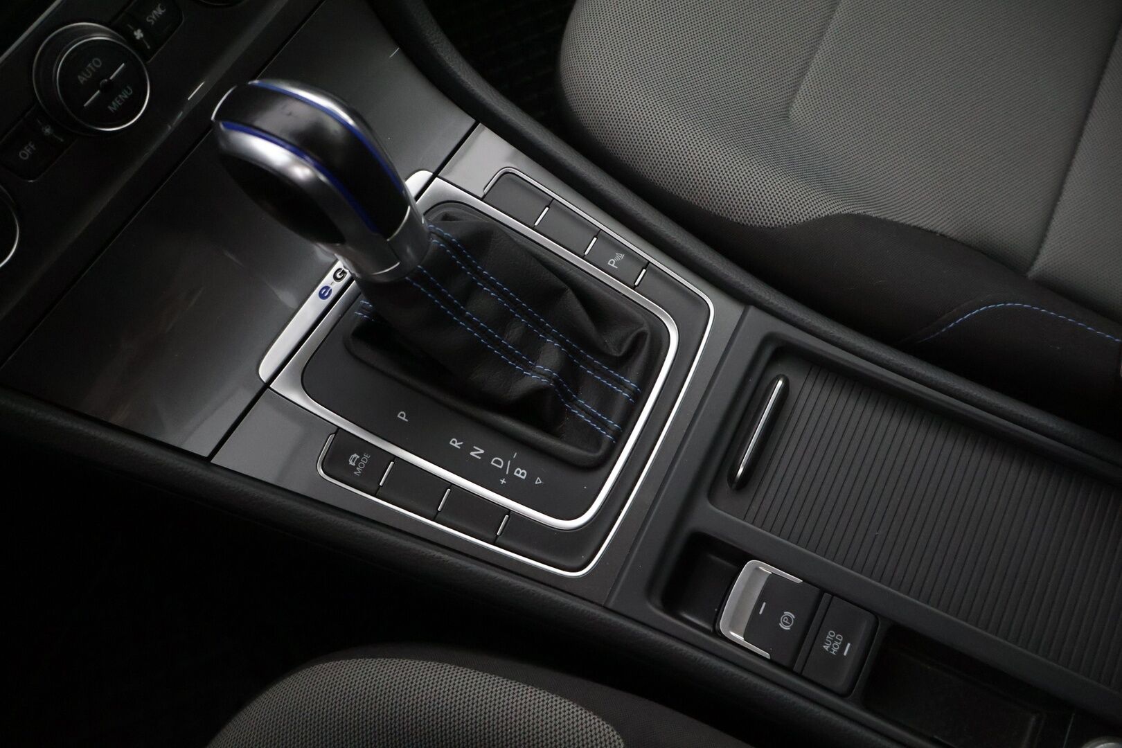 Volkswagen Golf 2015 GOLF Farmari (AC) 4ov A * / Adapt.vakkari / Tutkat / Navi / Todella hyvä yksilö! / * - Juuri katsastettu ja hyvällä pidolla pysynyt yksilö!! Kahdet hyvät merkkirenkaat! Juuri huollettu! Lämmitettävä tuulilasi sekä sivupeilit! 