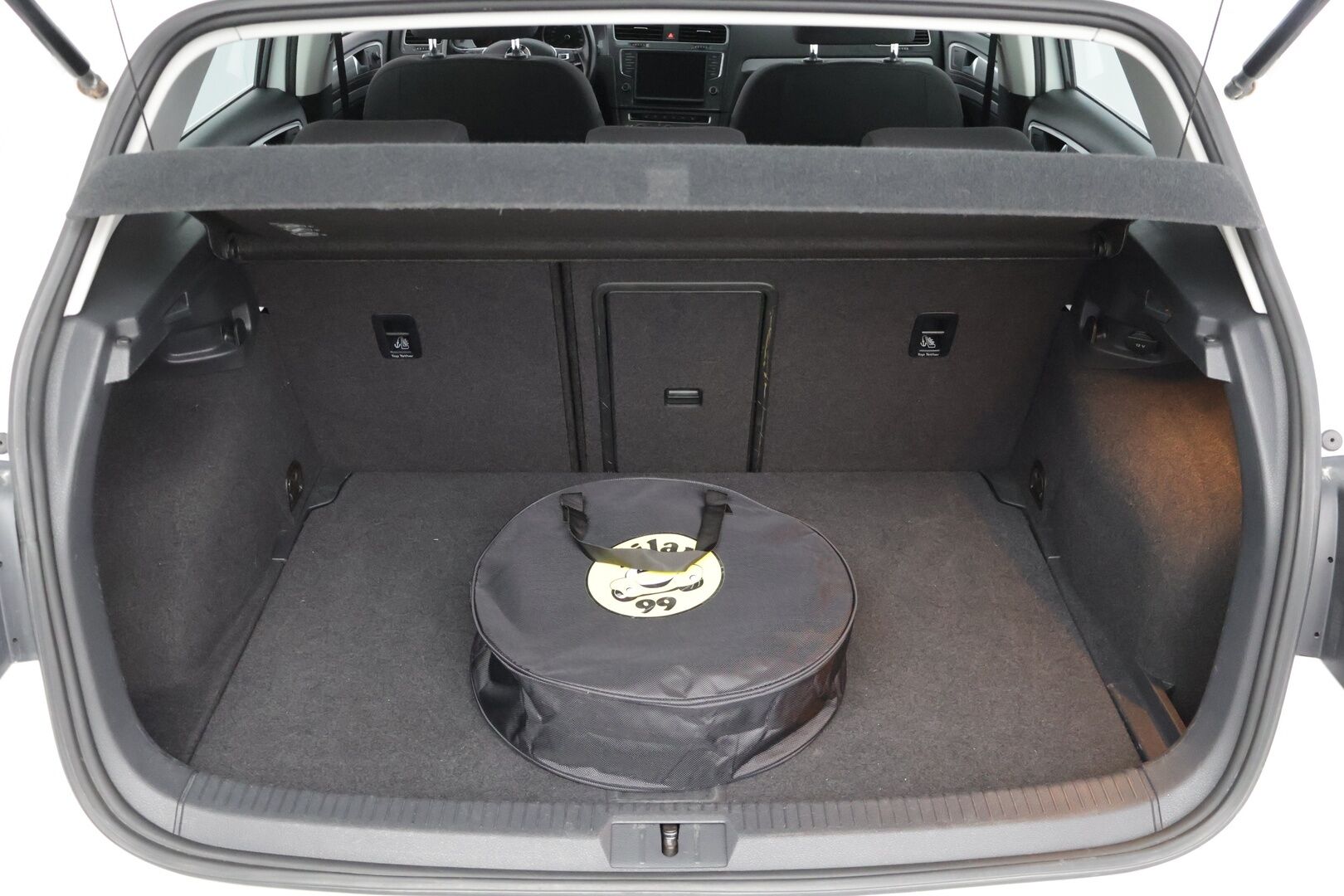 Volkswagen Golf 2015 GOLF Farmari (AC) 4ov A * / Adapt.vakkari / Tutkat / Navi / Todella hyvä yksilö! / * - Juuri katsastettu ja hyvällä pidolla pysynyt yksilö!! Kahdet hyvät merkkirenkaat! Juuri huollettu! Lämmitettävä tuulilasi sekä sivupeilit! 