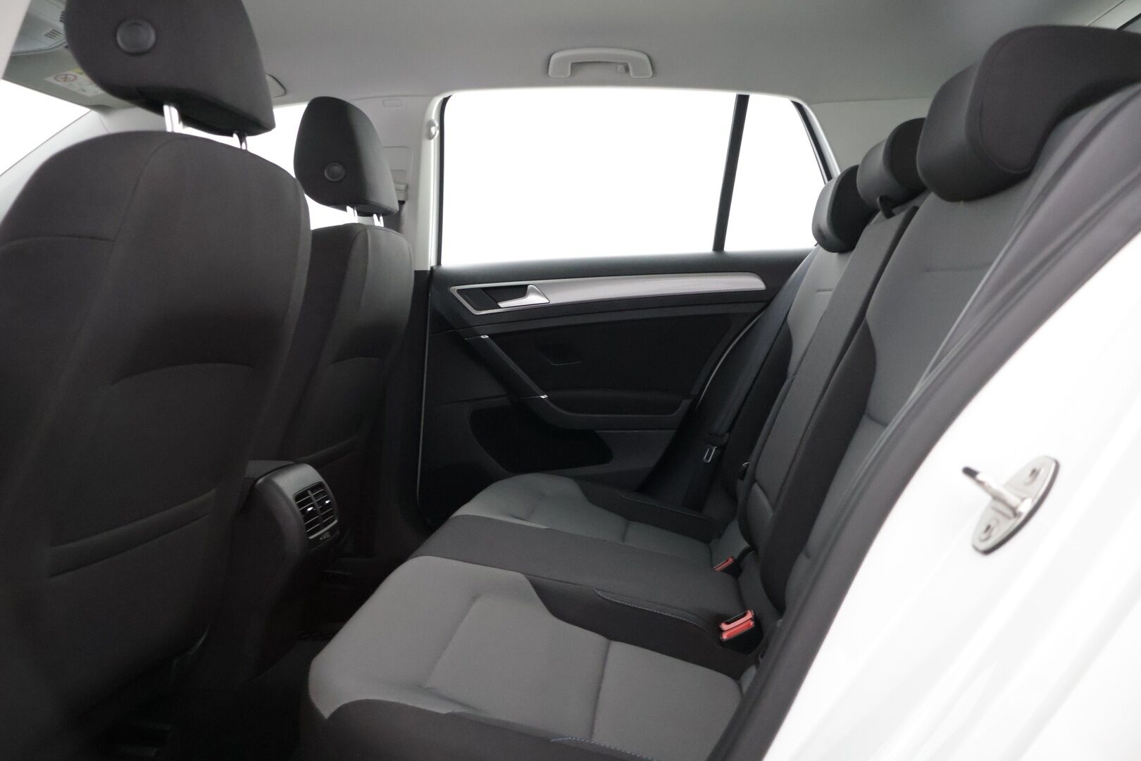 Volkswagen Golf 2015 GOLF Farmari (AC) 4ov A * / Adapt.vakkari / Tutkat / Navi / Todella hyvä yksilö! / * - Juuri katsastettu ja hyvällä pidolla pysynyt yksilö!! Kahdet hyvät merkkirenkaat! Juuri huollettu! Lämmitettävä tuulilasi sekä sivupeilit! 