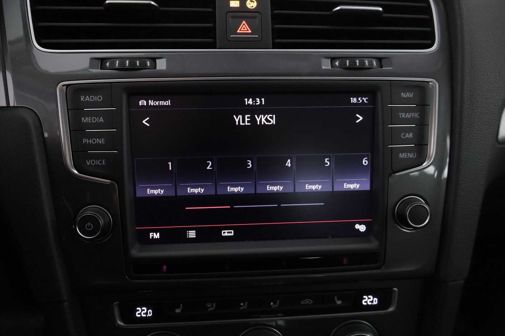 Volkswagen Golf 2015 GOLF Farmari (AC) 4ov A * / Adapt.vakkari / Tutkat / Navi / Todella hyvä yksilö! / * - Juuri katsastettu ja hyvällä pidolla pysynyt yksilö!! Kahdet hyvät merkkirenkaat! Juuri huollettu! Lämmitettävä tuulilasi sekä sivupeilit! 