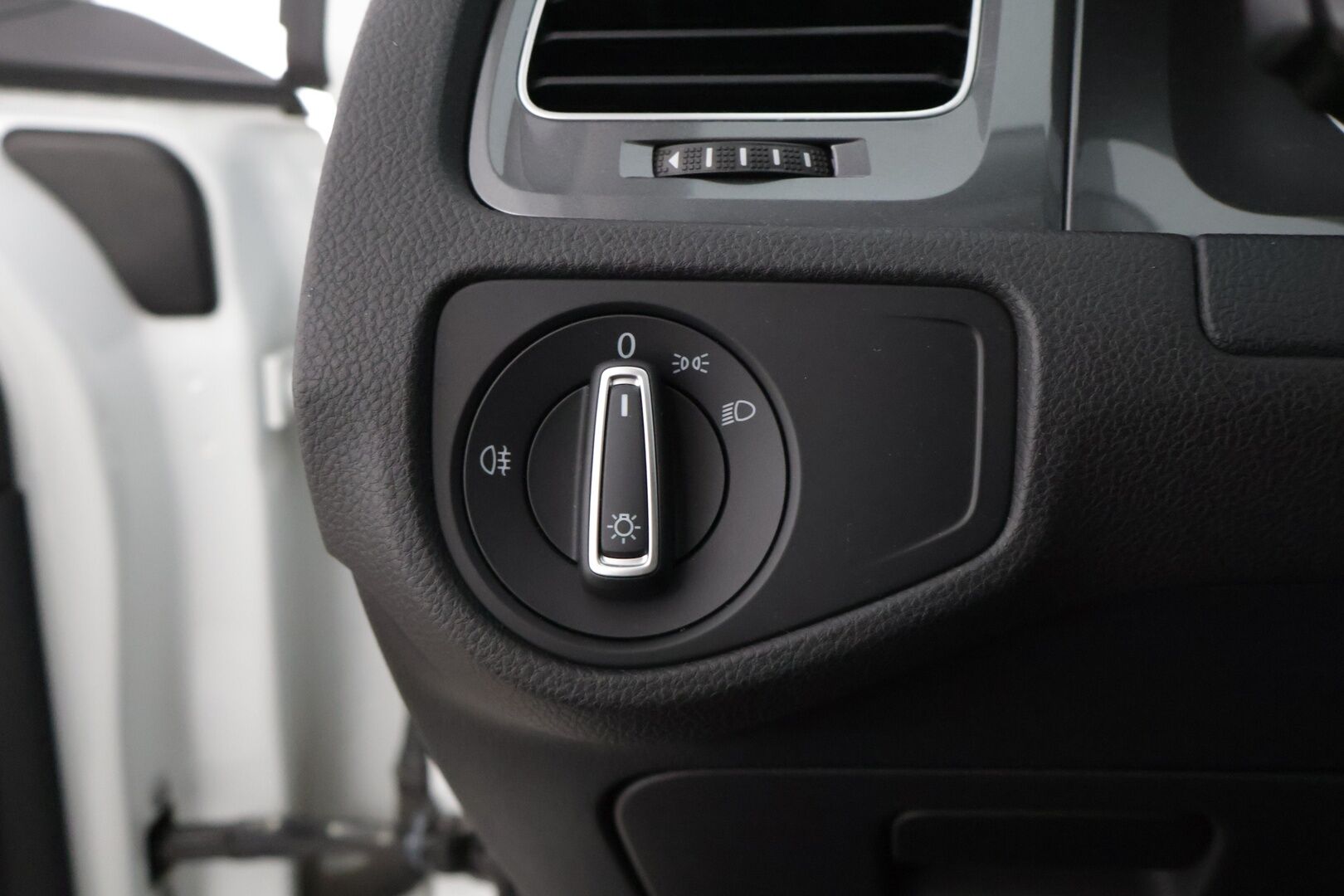 Volkswagen Golf 2015 GOLF Farmari (AC) 4ov A * / Adapt.vakkari / Tutkat / Navi / Todella hyvä yksilö! / * - Juuri katsastettu ja hyvällä pidolla pysynyt yksilö!! Kahdet hyvät merkkirenkaat! Juuri huollettu! Lämmitettävä tuulilasi sekä sivupeilit! 