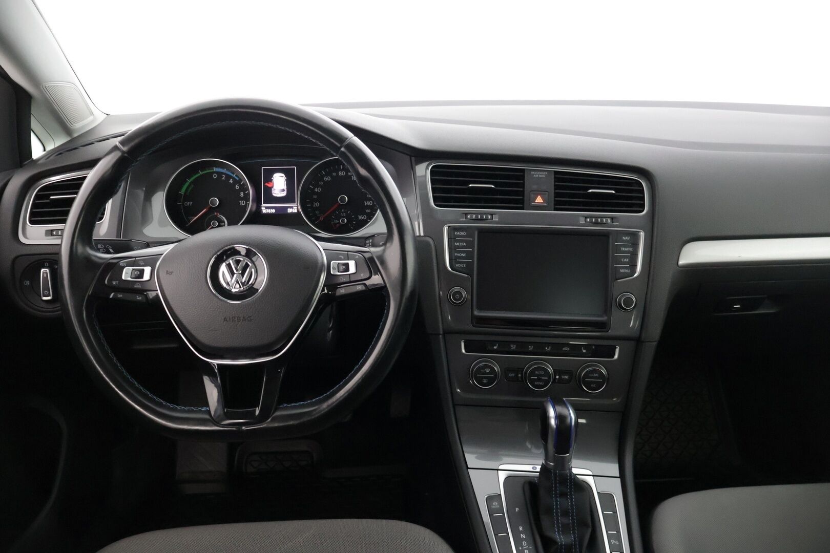 Volkswagen Golf 2015 GOLF Farmari (AC) 4ov A * / Adapt.vakkari / Tutkat / Navi / Todella hyvä yksilö! / * - Juuri katsastettu ja hyvällä pidolla pysynyt yksilö!! Kahdet hyvät merkkirenkaat! Juuri huollettu! Lämmitettävä tuulilasi sekä sivupeilit! 