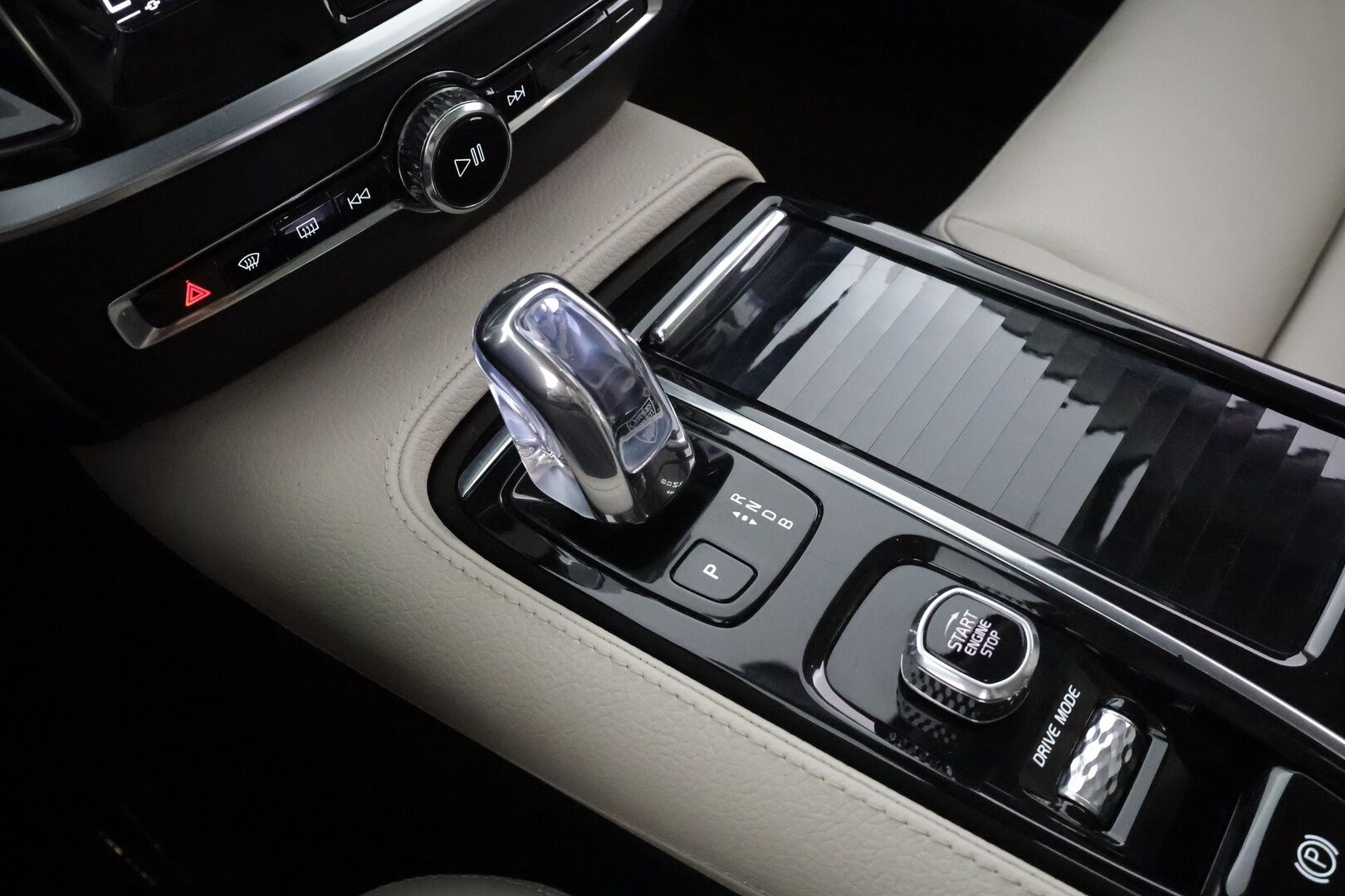 Volvo V60 2019 T8 AWD Inscription aut * ACC / P.kamera / Webasto / LED / Koukku / Panorama / Muistipenkki / Sporttinahat / KeylessGo * - Kahdet renkaat aluvanteilla / Merkkihuollettu - HULLUT AVAJAISHULINAT KORKOTARJOUS 3,29 %