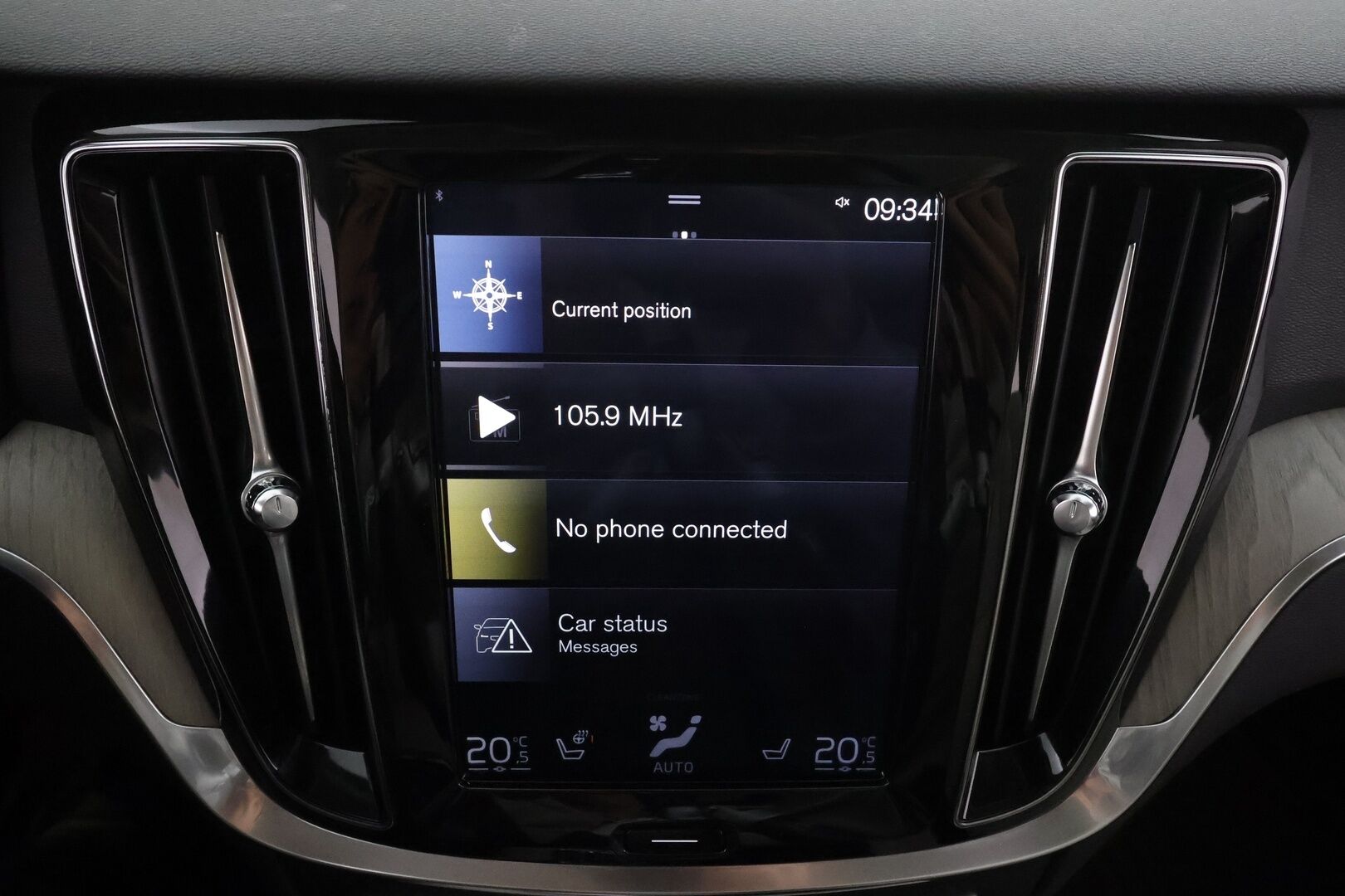 Volvo V60 2019 T8 AWD Inscription aut * ACC / P.kamera / Webasto / LED / Koukku / Panorama / Muistipenkki / Sporttinahat / KeylessGo * - Kahdet renkaat aluvanteilla / Merkkihuollettu