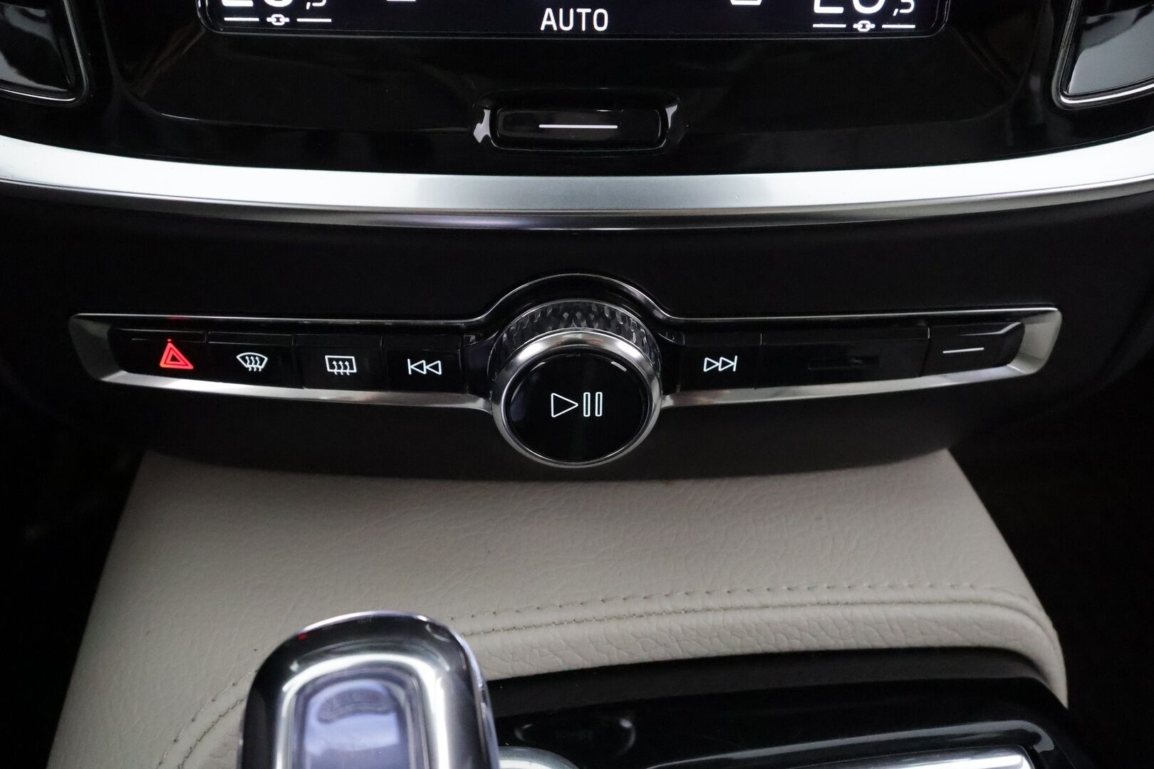 Volvo V60 2019 T8 AWD Inscription aut * ACC / P.kamera / Webasto / LED / Koukku / Panorama / Muistipenkki / Sporttinahat / KeylessGo * - Kahdet renkaat aluvanteilla / Merkkihuollettu