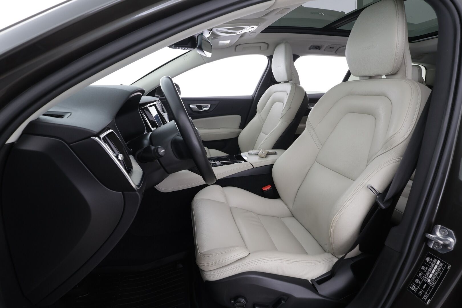 Volvo V60 2019 T8 AWD Inscription aut * ACC / P.kamera / Webasto / LED / Koukku / Panorama / Muistipenkki / Sporttinahat / KeylessGo * - Kahdet renkaat aluvanteilla / Merkkihuollettu