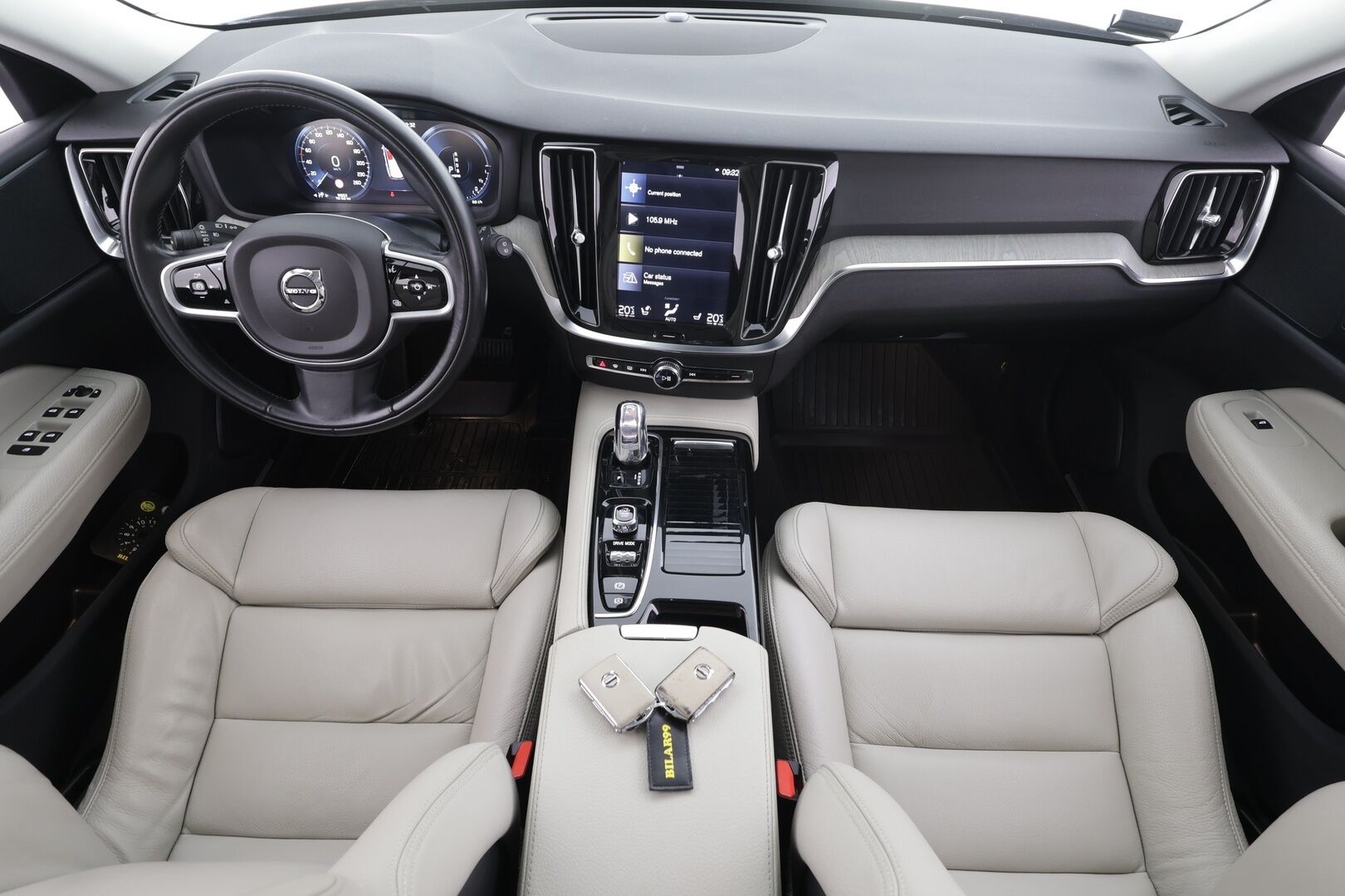 Volvo V60 2019 T8 AWD Inscription aut * ACC / P.kamera / Webasto / LED / Koukku / Panorama / Muistipenkki / Sporttinahat / KeylessGo * - Kahdet renkaat aluvanteilla / Merkkihuollettu