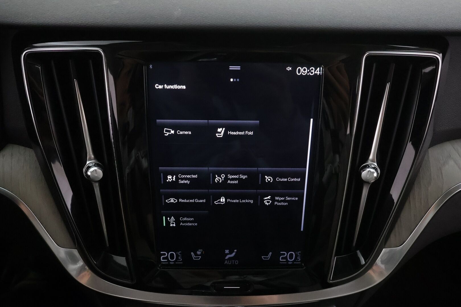 Volvo V60 2019 T8 AWD Inscription aut * ACC / P.kamera / Webasto / LED / Koukku / Panorama / Muistipenkki / Sporttinahat / KeylessGo * - Kahdet renkaat aluvanteilla / Merkkihuollettu