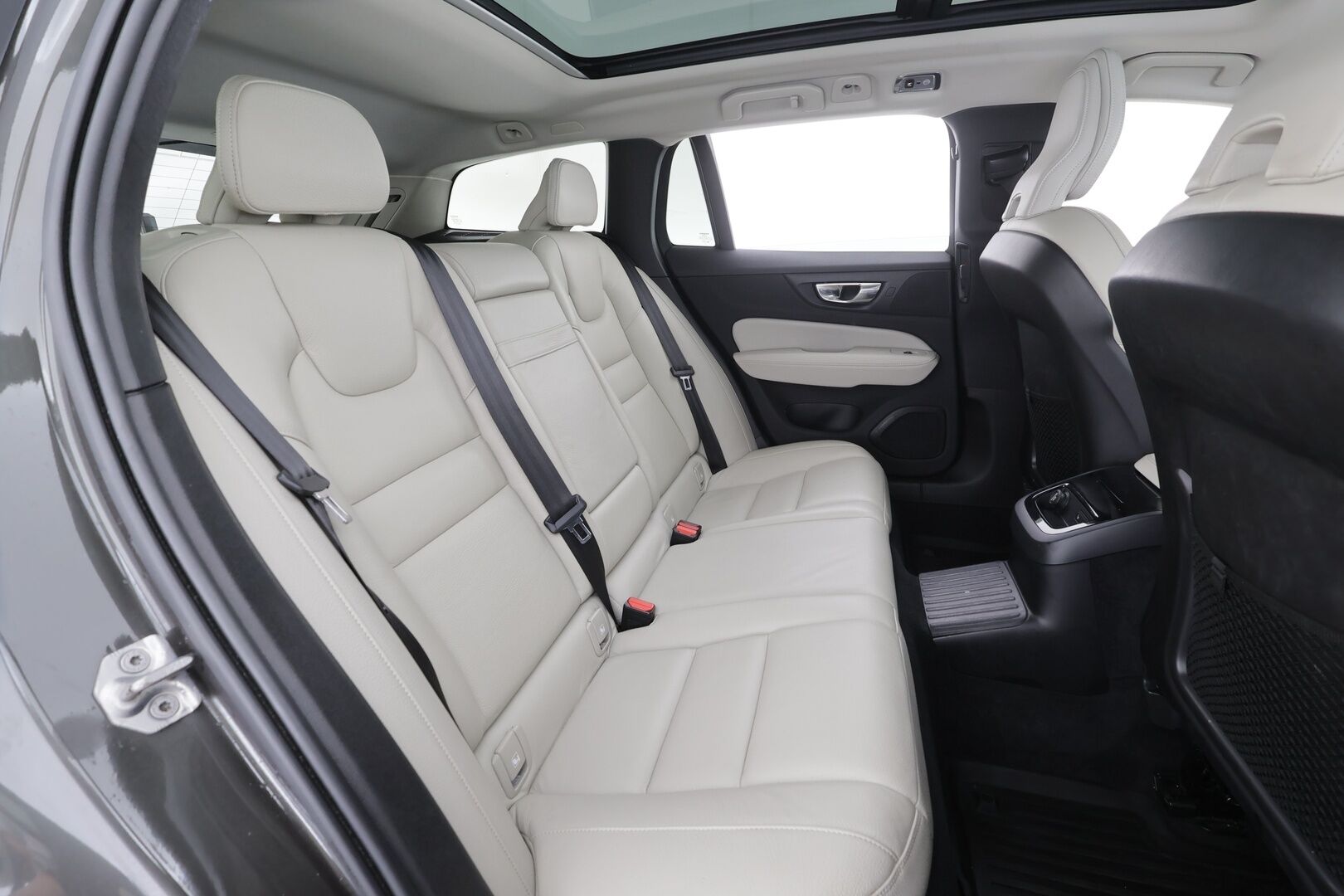 Volvo V60 2019 T8 AWD Inscription aut * ACC / P.kamera / Webasto / LED / Koukku / Panorama / Muistipenkki / Sporttinahat / KeylessGo * - Kahdet renkaat aluvanteilla / Merkkihuollettu - HULLUT AVAJAISHULINAT KORKOTARJOUS 3,29 %