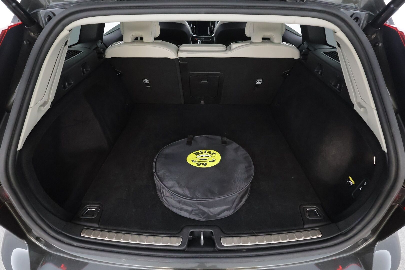 Volvo V60 2019 T8 AWD Inscription aut * ACC / P.kamera / Webasto / LED / Koukku / Panorama / Muistipenkki / Sporttinahat / KeylessGo * - Kahdet renkaat aluvanteilla / Merkkihuollettu