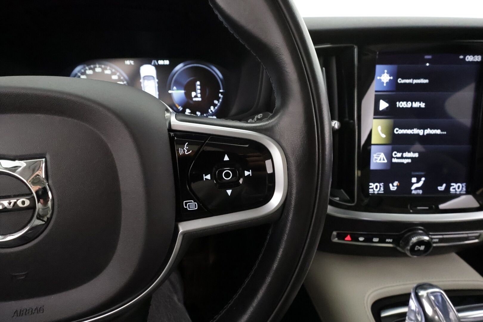 Volvo V60 2019 T8 AWD Inscription aut * ACC / P.kamera / Webasto / LED / Koukku / Panorama / Muistipenkki / Sporttinahat / KeylessGo * - Kahdet renkaat aluvanteilla / Merkkihuollettu