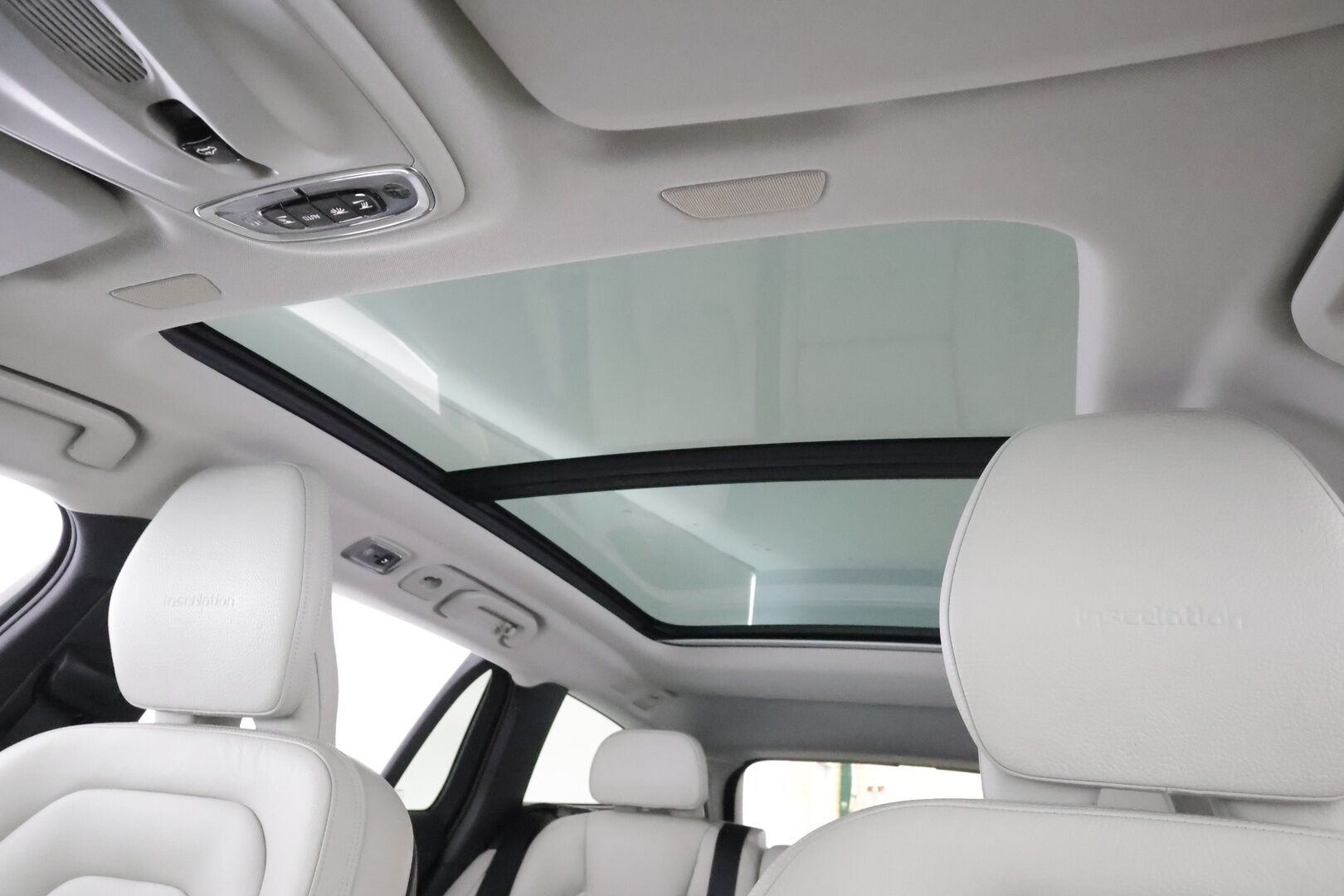 Volvo V60 2019 T8 AWD Inscription aut * ACC / P.kamera / Webasto / LED / Koukku / Panorama / Muistipenkki / Sporttinahat / KeylessGo * - Kahdet renkaat aluvanteilla / Merkkihuollettu