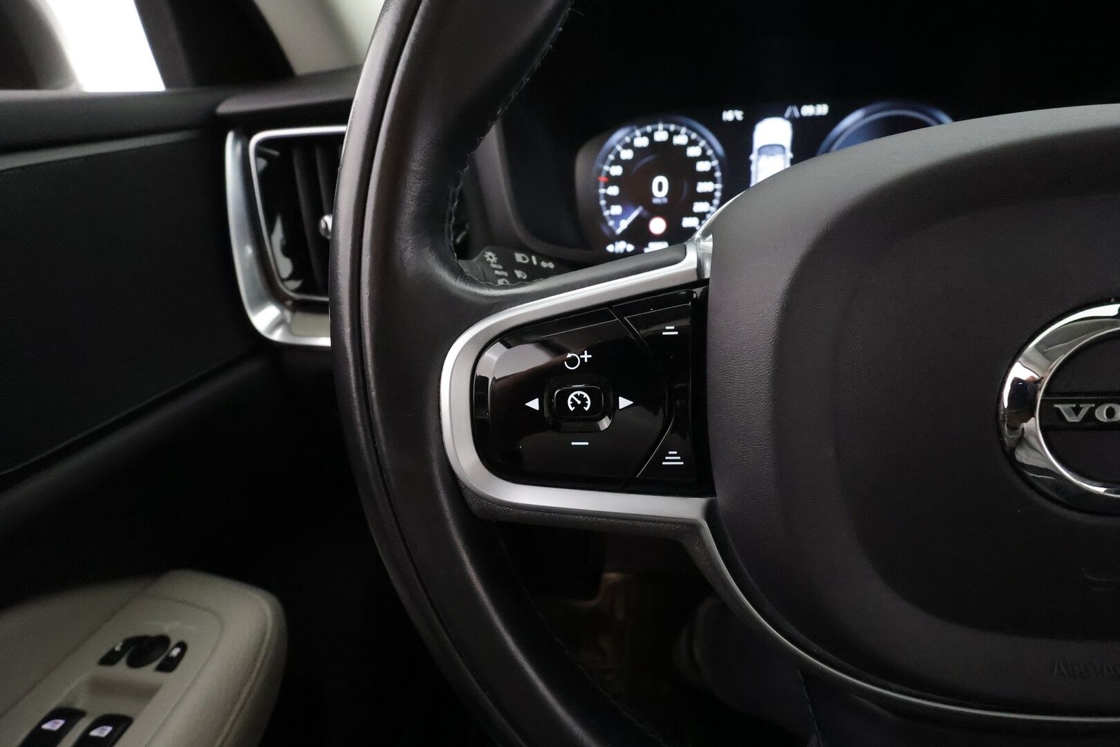 Volvo V60 2019 T8 AWD Inscription aut * ACC / P.kamera / Webasto / LED / Koukku / Panorama / Muistipenkki / Sporttinahat / KeylessGo * - Kahdet renkaat aluvanteilla / Merkkihuollettu