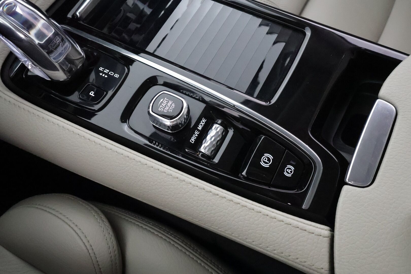 Volvo V60 2019 T8 AWD Inscription aut * ACC / P.kamera / Webasto / LED / Koukku / Panorama / Muistipenkki / Sporttinahat / KeylessGo * - Kahdet renkaat aluvanteilla / Merkkihuollettu - HULLUT AVAJAISHULINAT KORKOTARJOUS 3,29 %