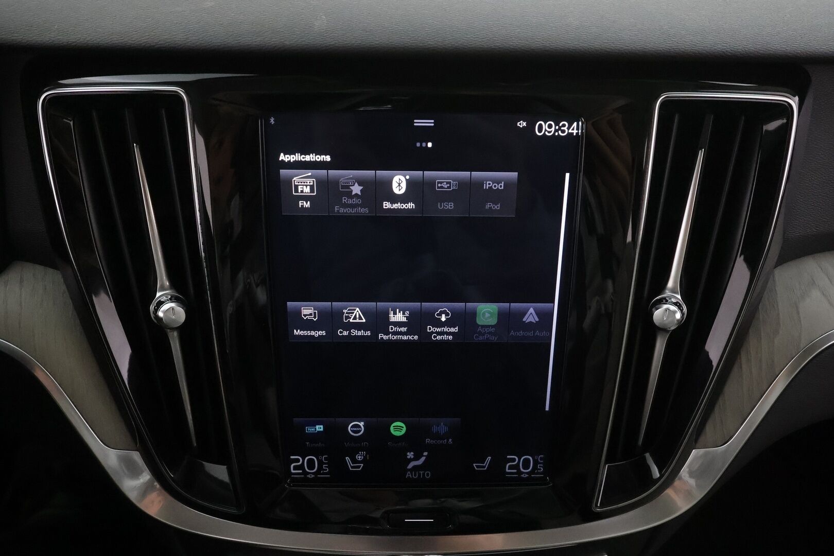 Volvo V60 2019 T8 AWD Inscription aut * ACC / P.kamera / Webasto / LED / Koukku / Panorama / Muistipenkki / Sporttinahat / KeylessGo * - Kahdet renkaat aluvanteilla / Merkkihuollettu