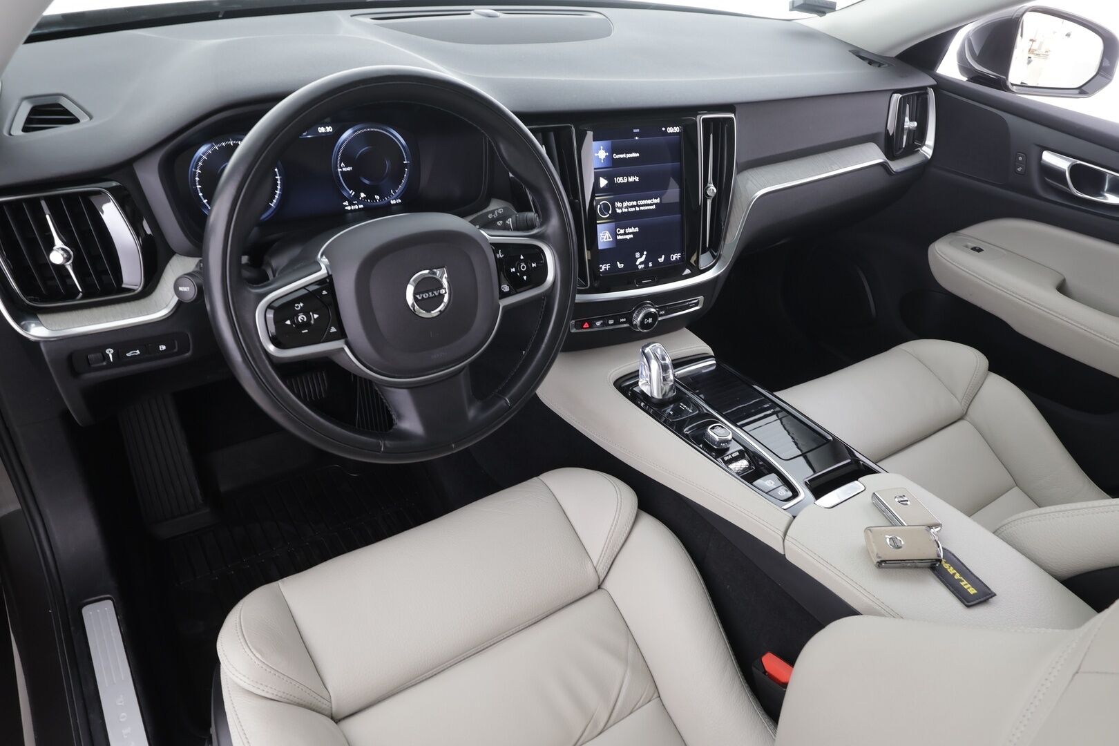 Volvo V60 2019 T8 AWD Inscription aut * ACC / P.kamera / Webasto / LED / Koukku / Panorama / Muistipenkki / Sporttinahat / KeylessGo * - Kahdet renkaat aluvanteilla / Merkkihuollettu