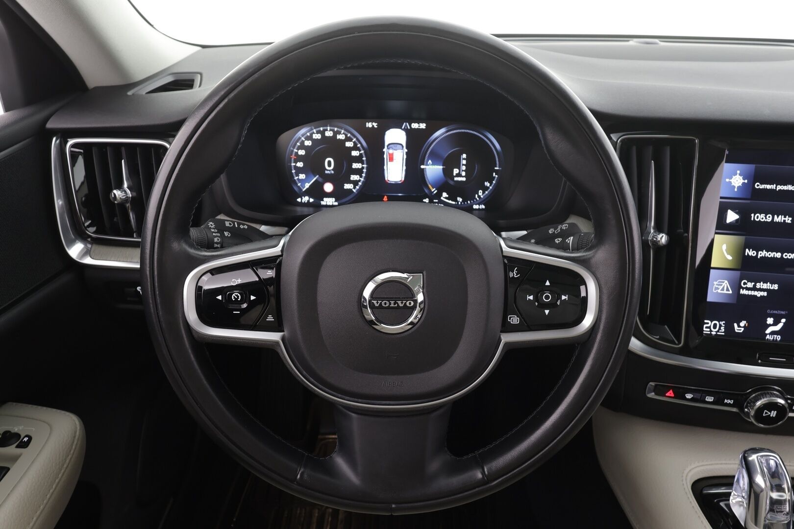 Volvo V60 2019 T8 AWD Inscription aut * ACC / P.kamera / Webasto / LED / Koukku / Panorama / Muistipenkki / Sporttinahat / KeylessGo * - Kahdet renkaat aluvanteilla / Merkkihuollettu